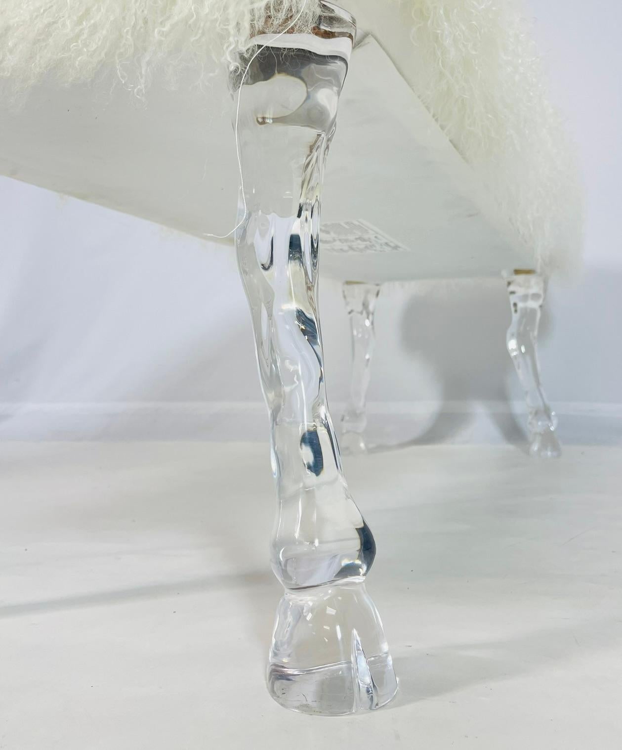 Panchina moderna con gambe scanalate in lucite e rivestimento in pelliccia mongola in vendita 6
