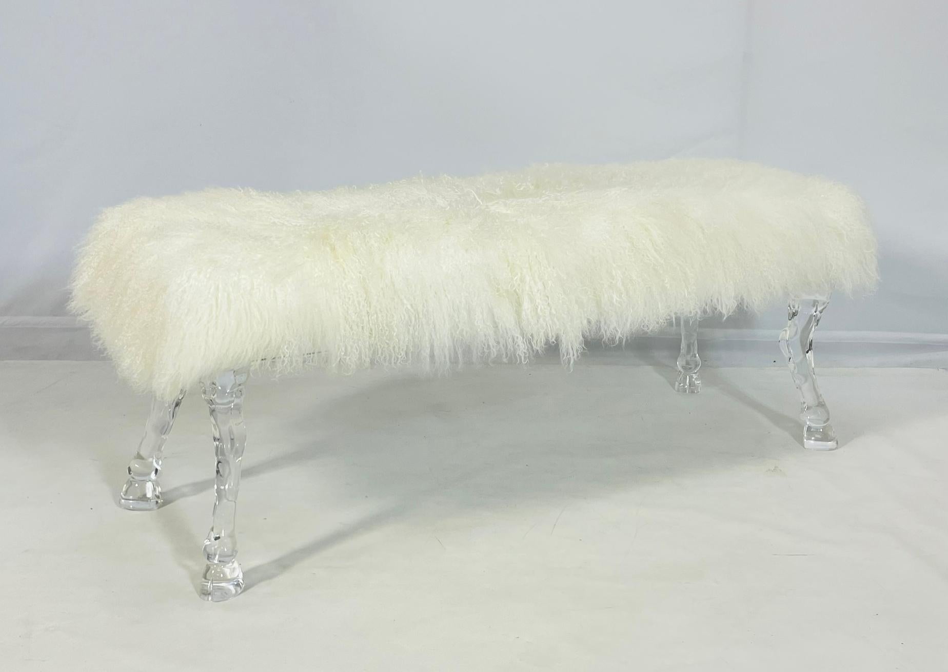 Eleva il tuo spazio con la nostra panca moderna dotata di gambe a chiocciola in lucite e di un lussuoso rivestimento in pelliccia di mongolia. Questo pezzo sofisticato fonde perfettamente un design elegante con un tocco moderno, creando un punto