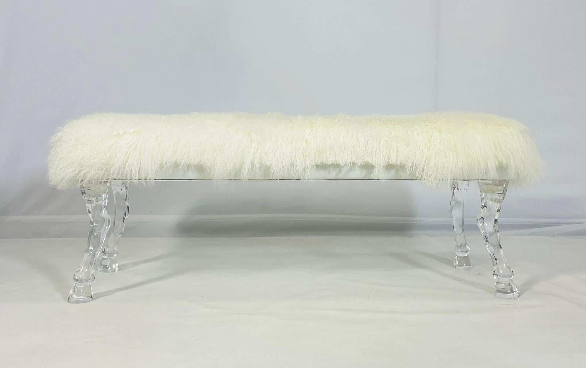 Postmoderno Panchina moderna con gambe scanalate in lucite e rivestimento in pelliccia mongola in vendita