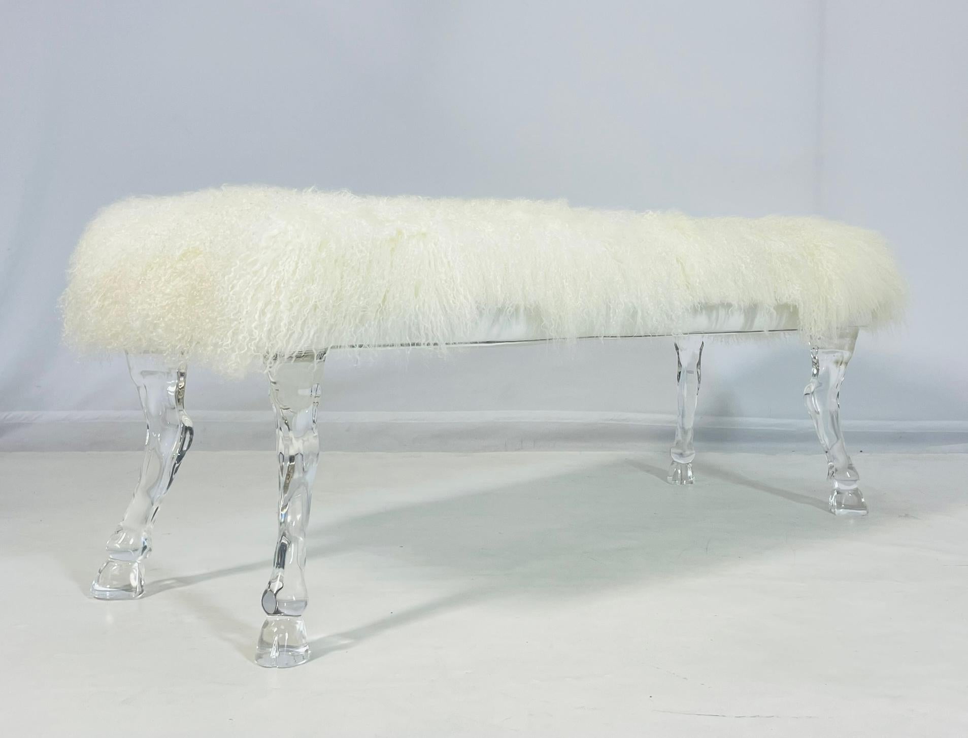 Cinese Panchina moderna con gambe scanalate in lucite e rivestimento in pelliccia mongola in vendita