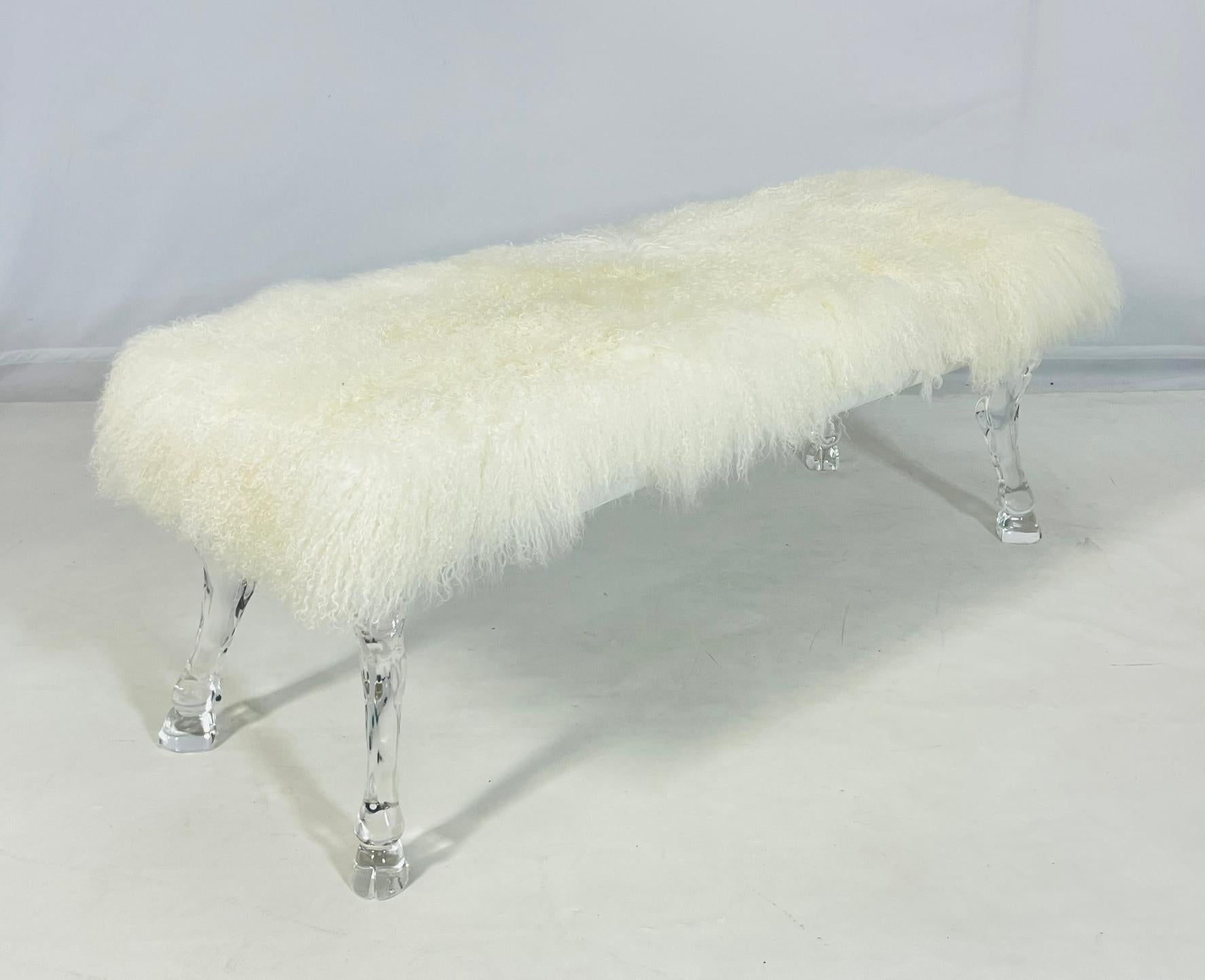 Fatto a mano Panchina moderna con gambe scanalate in lucite e rivestimento in pelliccia mongola in vendita