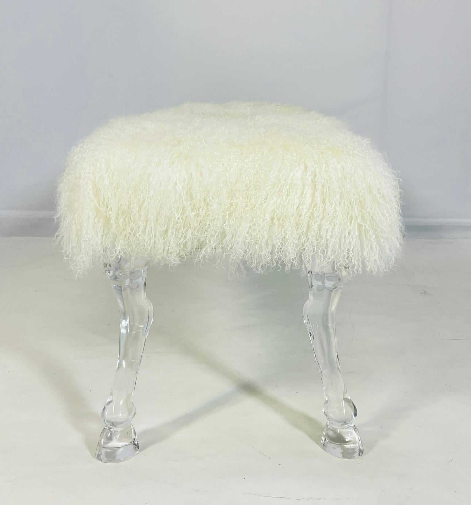 Panchina moderna con gambe scanalate in lucite e rivestimento in pelliccia mongola In condizioni buone in vendita a Los Angeles, CA
