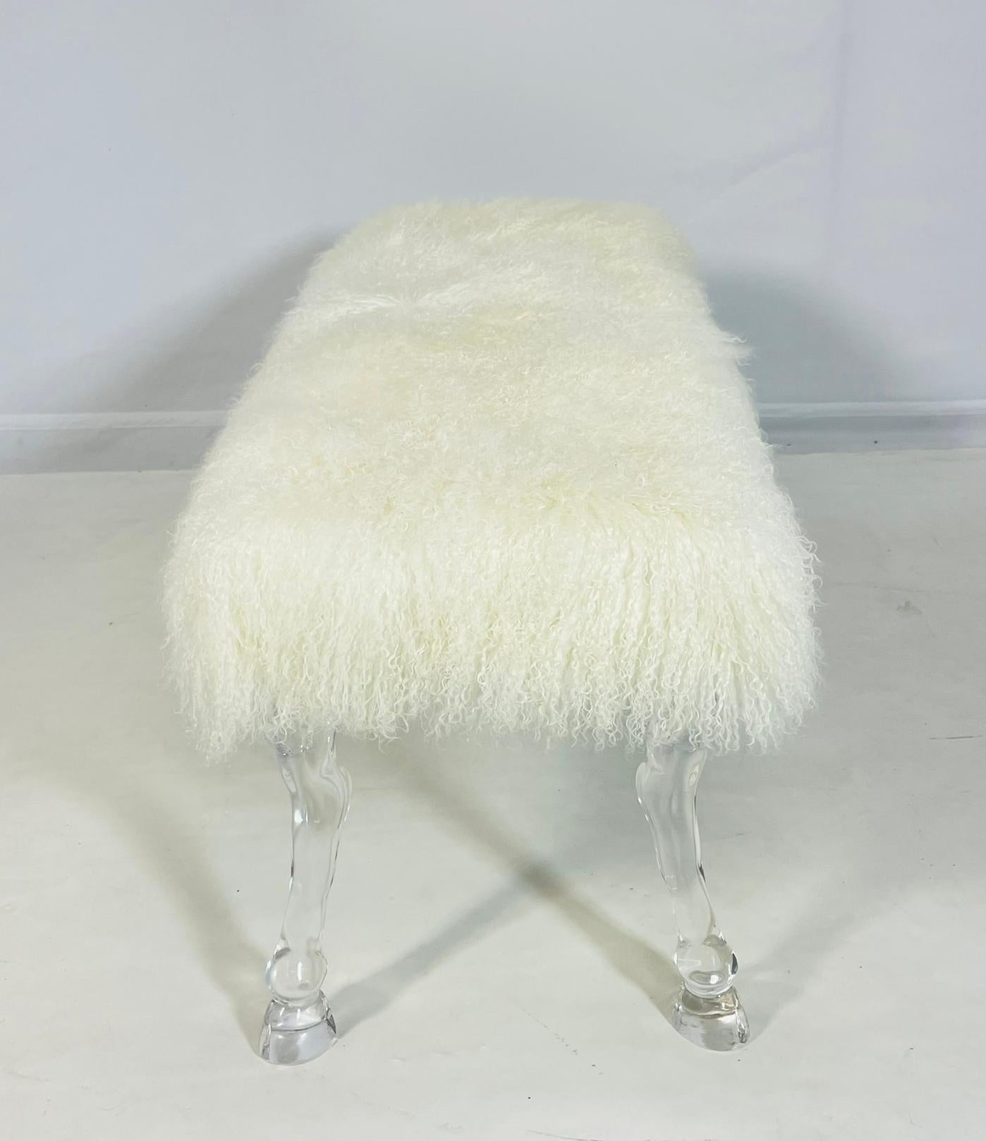 XXI secolo e contemporaneo Panchina moderna con gambe scanalate in lucite e rivestimento in pelliccia mongola in vendita