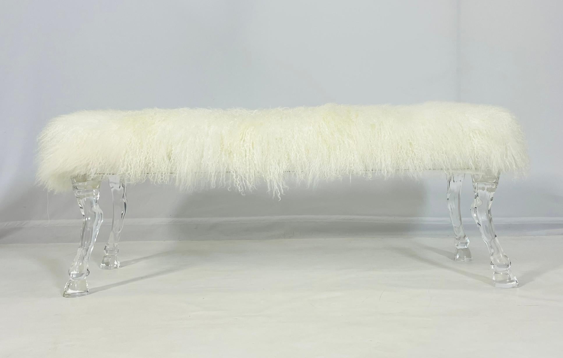 Lucite Panchina moderna con gambe scanalate in lucite e rivestimento in pelliccia mongola in vendita