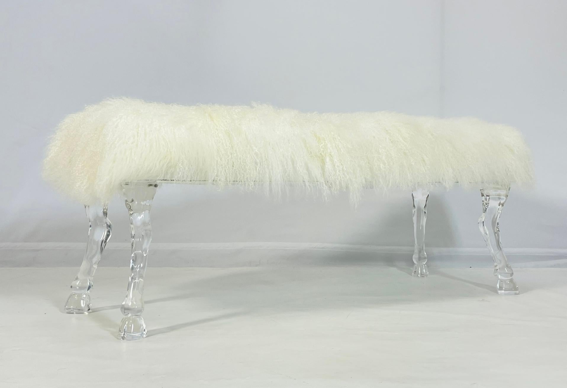 Panchina moderna con gambe scanalate in lucite e rivestimento in pelliccia mongola in vendita 1