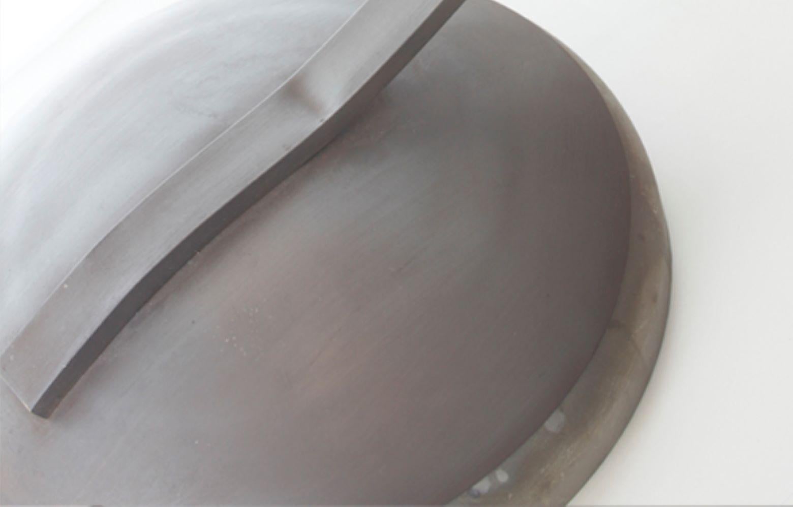 This floor lamp is made of brass and chemical bronzed. It has 3 x E14 socket with led lamps
Wire in gold colour of 1 m standard. (longer is possible)
The arm of the floor lamp is flexible.