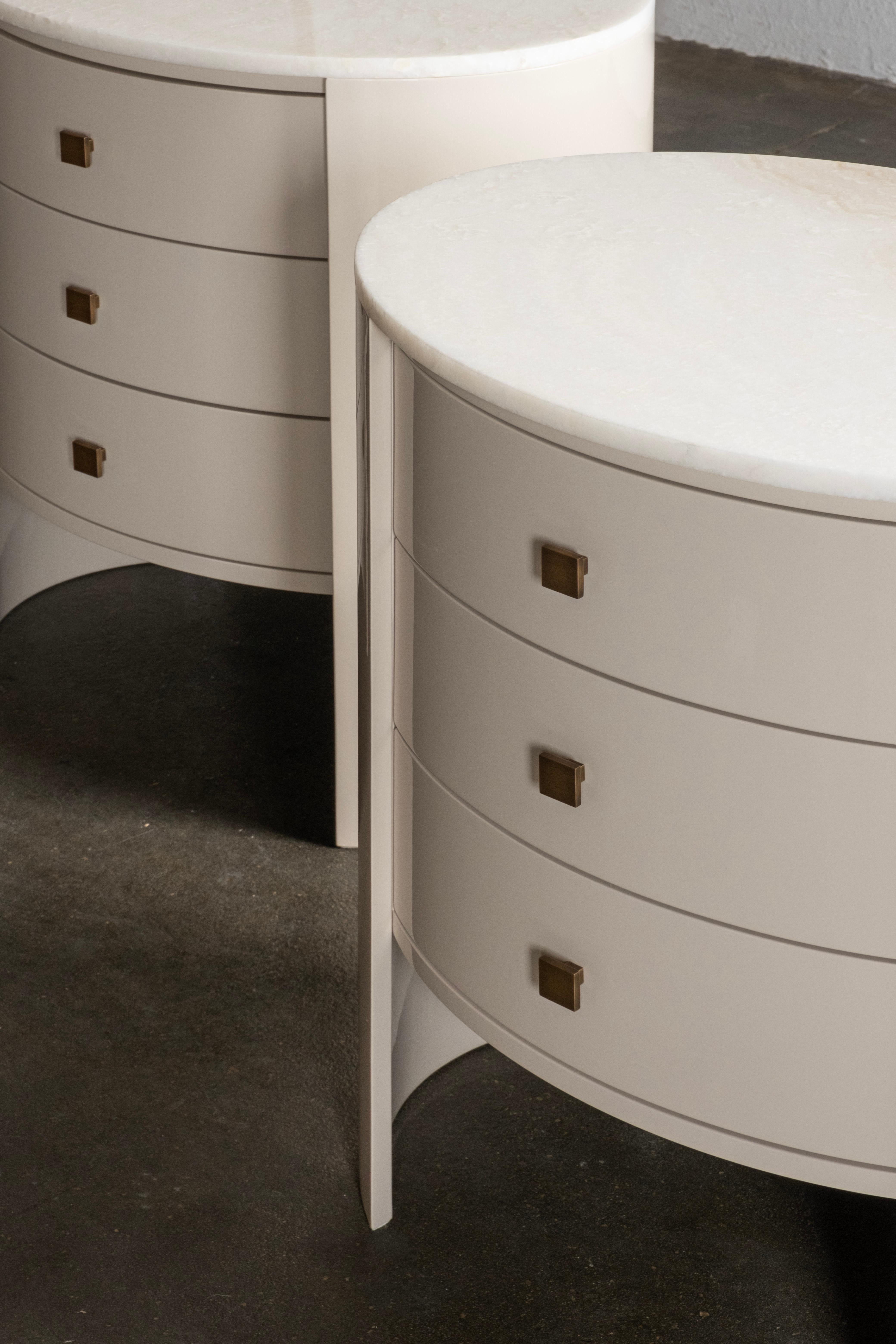 Bend Nachttisch, Modern Collection'S, handgefertigt in Portugal - Europa von GF Modern.

Der Nachttisch Bend aus beige lackiertem Holz und mit einer Platte aus vanillefarbenem Onyx soll Ihren Raum aufwerten. Mit seinen drei Schubladen mit Griffen