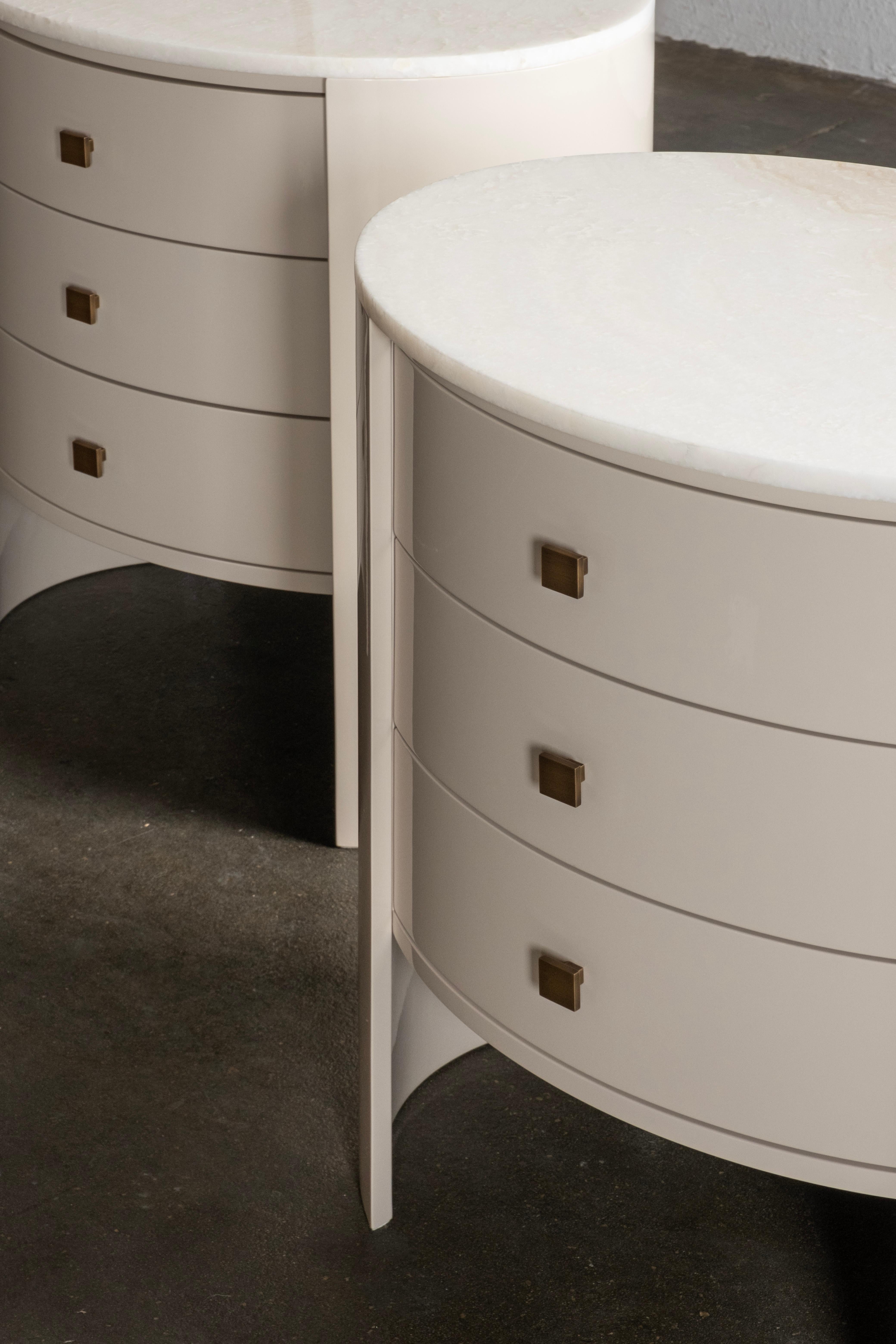 Bend Nightstand, Modern Collection, Handcrafted in Portugal - Europe by GF Modern.

Made of beige lacquered wood and with a top in vanilla onyx, the Bend nightstand is designed to enhance your space. With its three drawers with oxidised brass