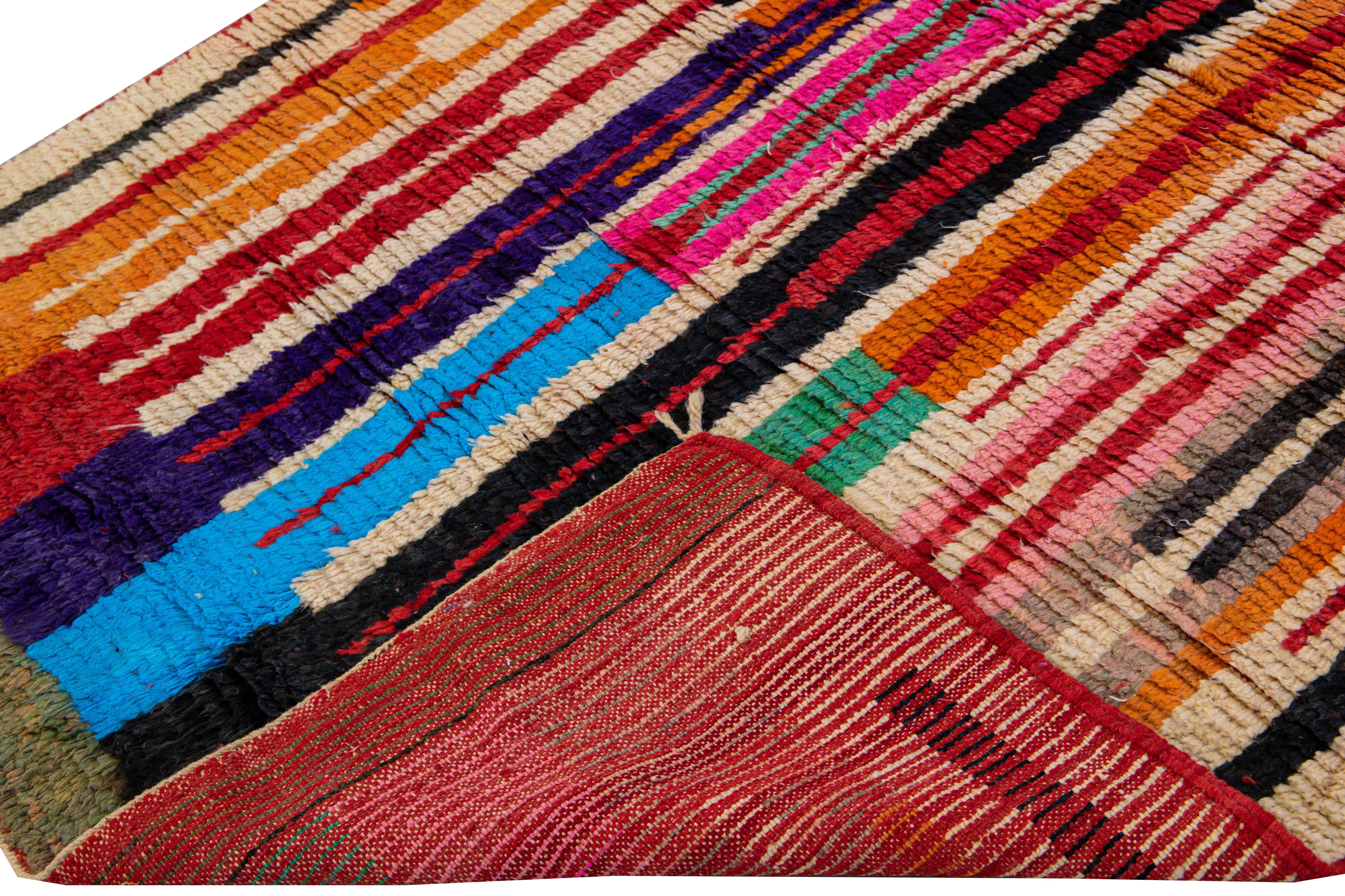 Schöne Vintage Beni Ourain marokkanischen handgeknüpften Wollteppich. Dieser kunstvolle marokkanische Teppich ist mit mehrfarbigen Akzenten in einem herrlichen abstrakten expressionistischen Muster gestaltet.

Dieser Teppich misst: 5'8