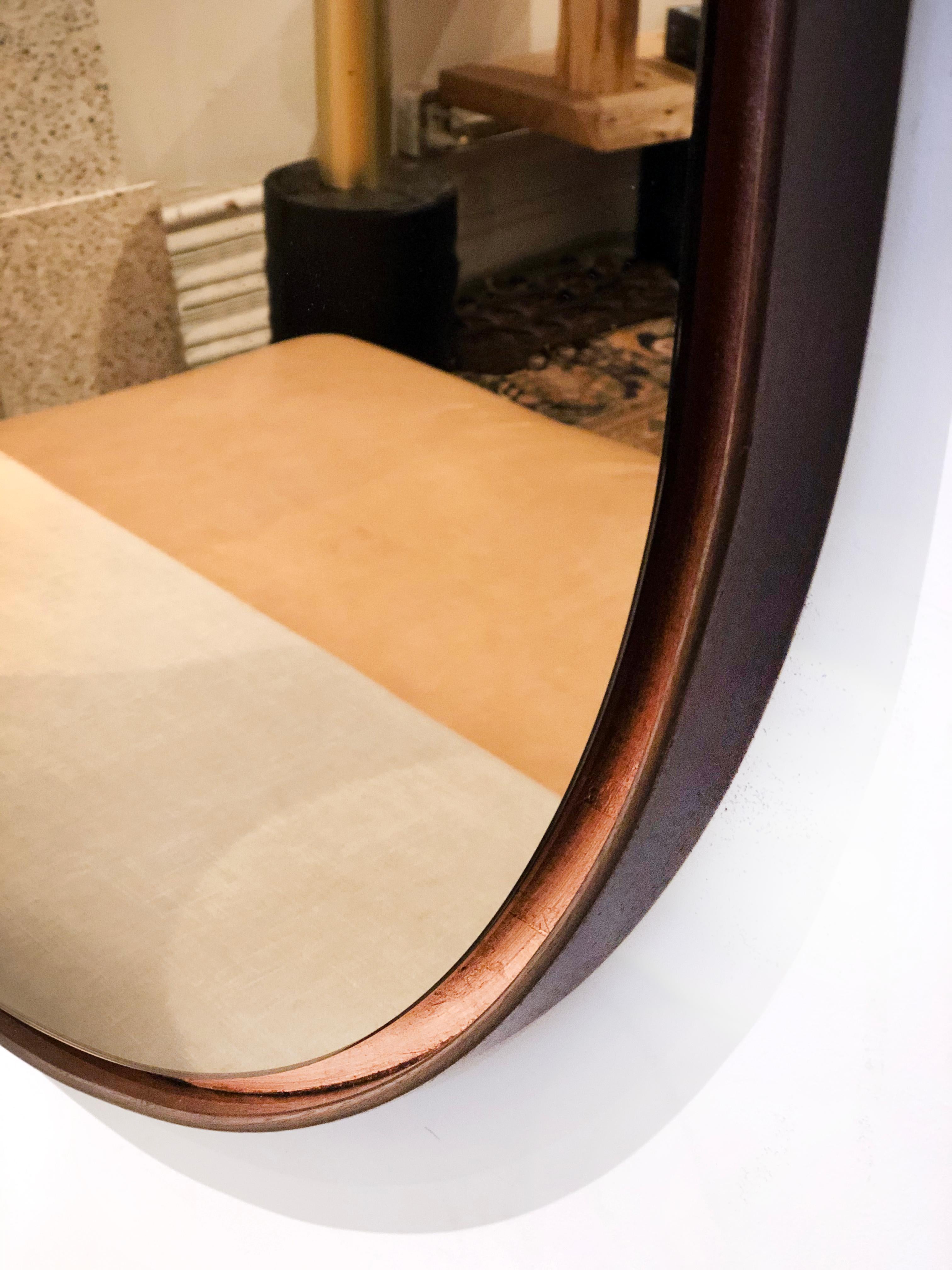 Moderner moderner Spiegel aus gebogenem Holz in ovaler Bronze mit Kupferblattdetails (Nordamerikanisch) im Angebot