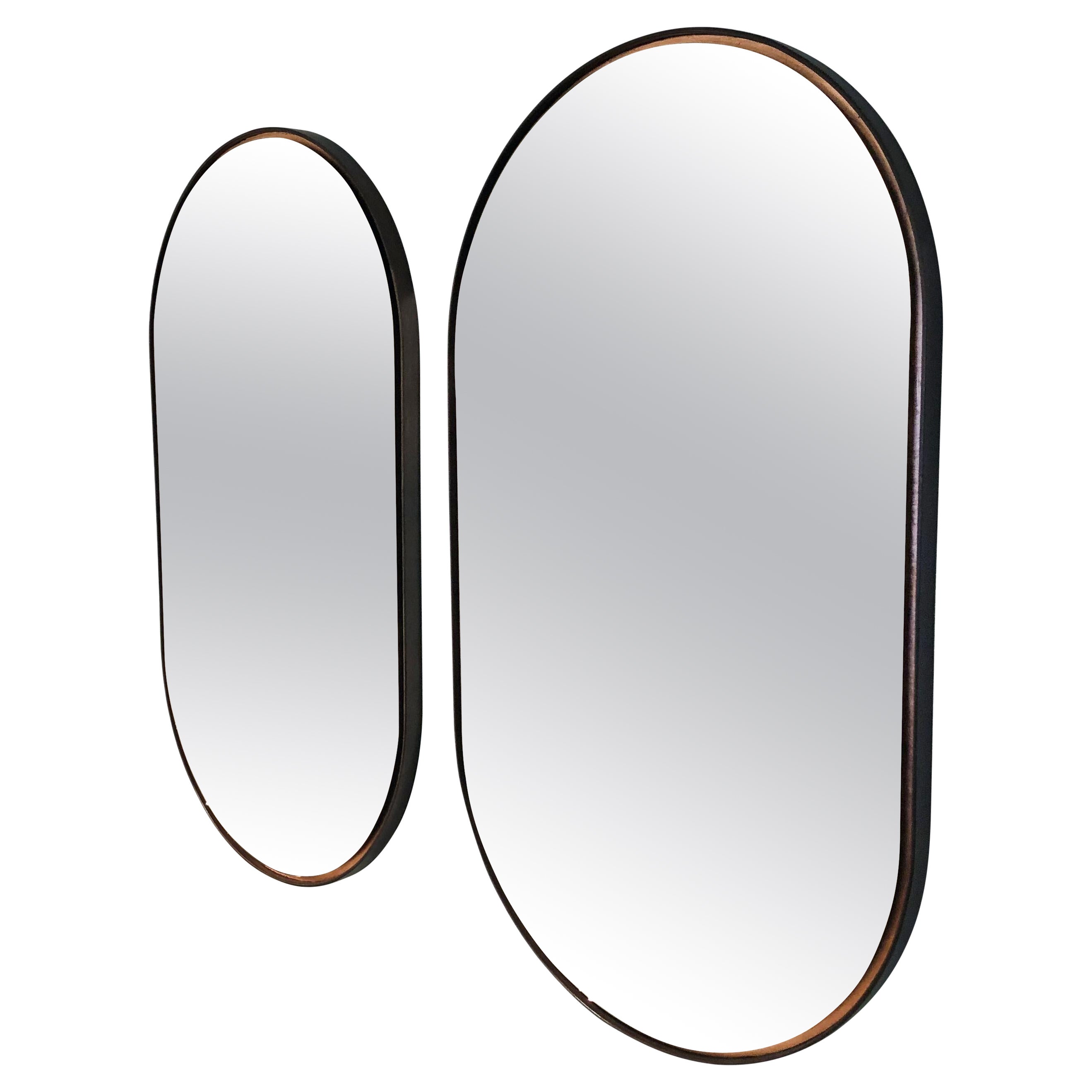 Miroir ovale moderne en bois cintré et bronze avec détails en feuilles de cuivre en vente