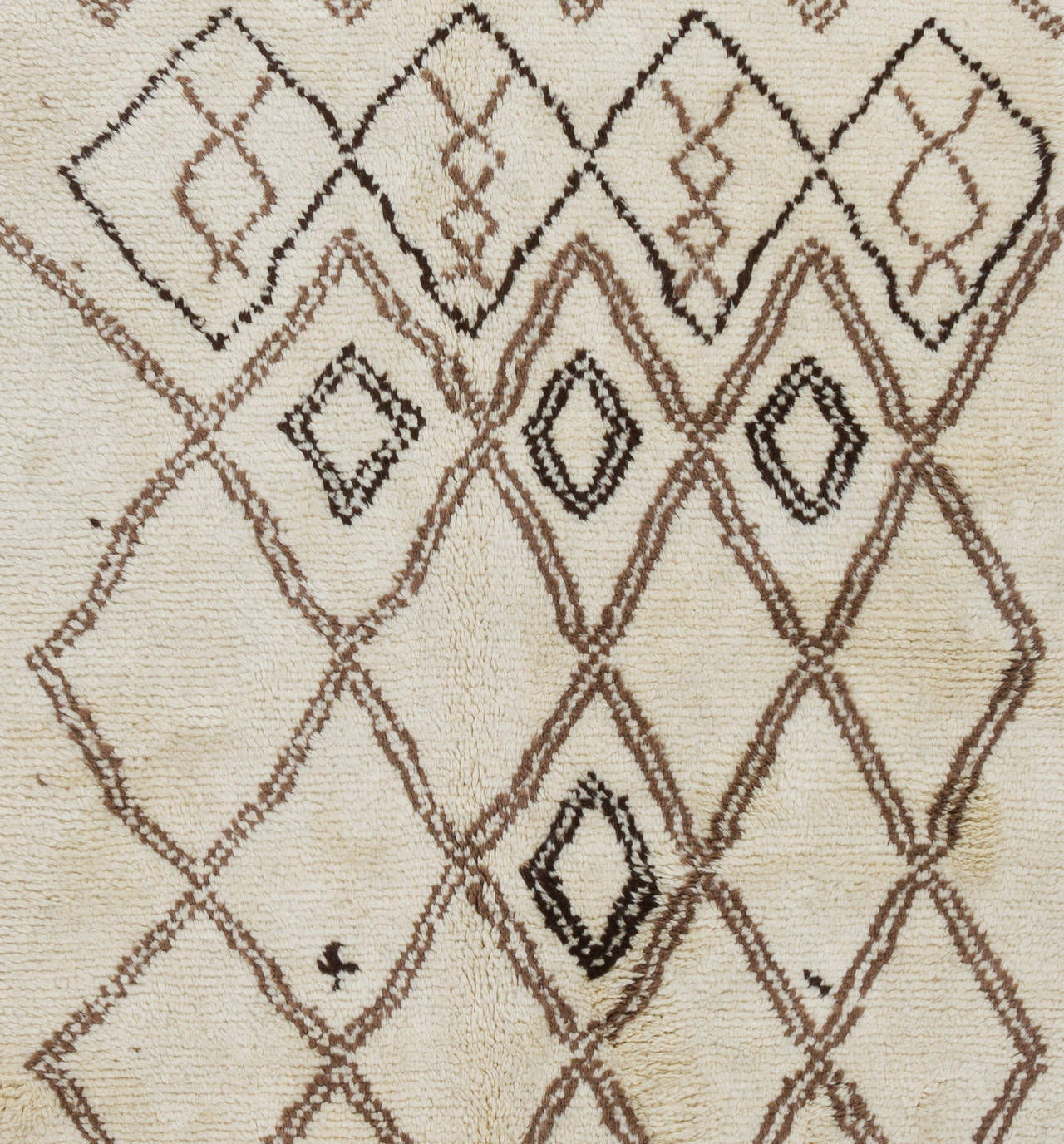 Ein moderner, handgeknüpfter marokkanischer Teppich mit dickem Flor aus natürlicher, ungefärbter elfenbeinfarbener/cremefarbener und brauner Wolle. Sehr weich und bequem, ein Vergnügen, darauf zu laufen oder zu liegen. Erhältlich so wie er ist, in