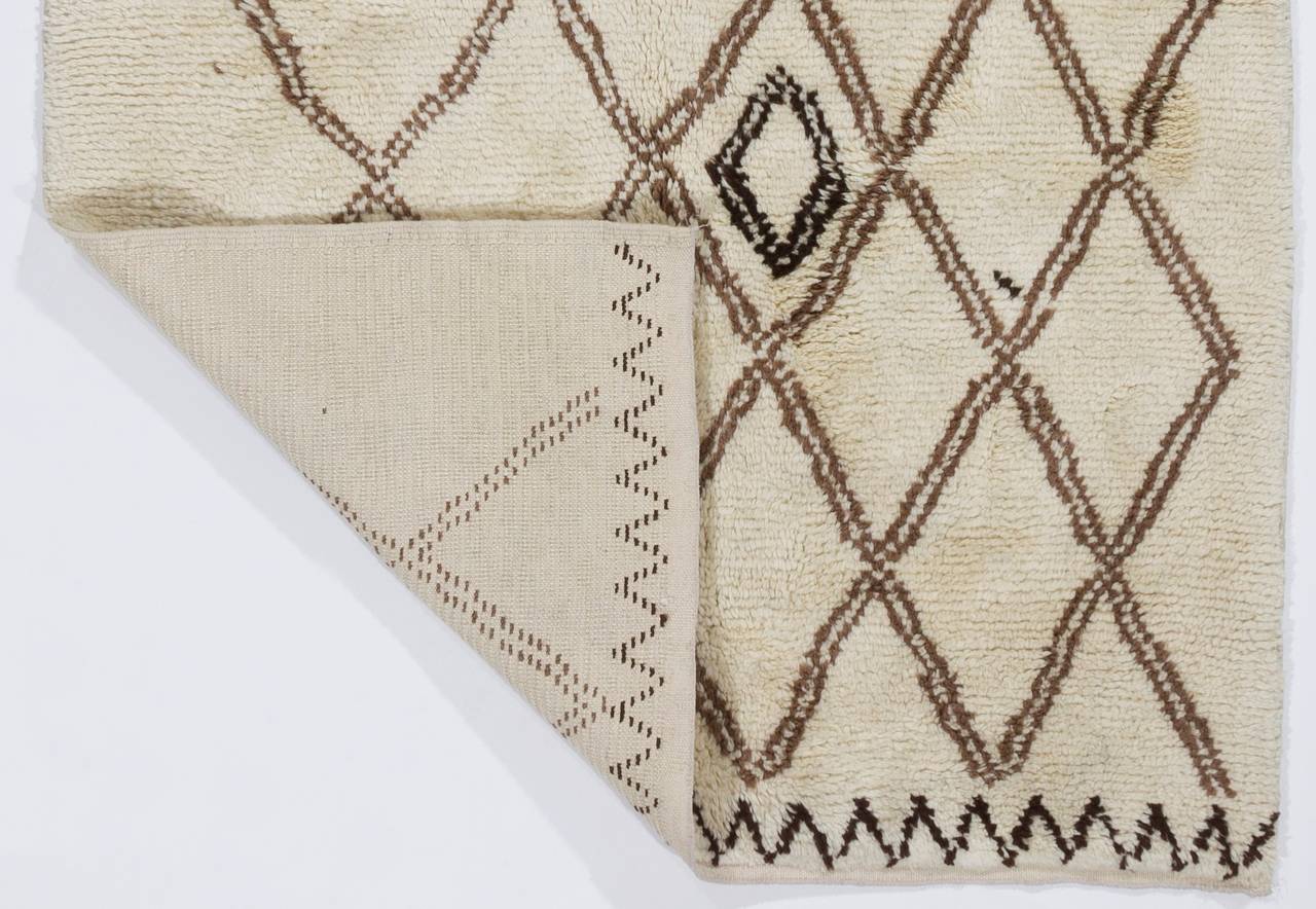 Moderner marokkanischer Azilal-Teppich aus Berber, natürliche, ungefärbte Wolle, dicker Flor, maßgefertigte Ops. (Marokkanisch) im Angebot