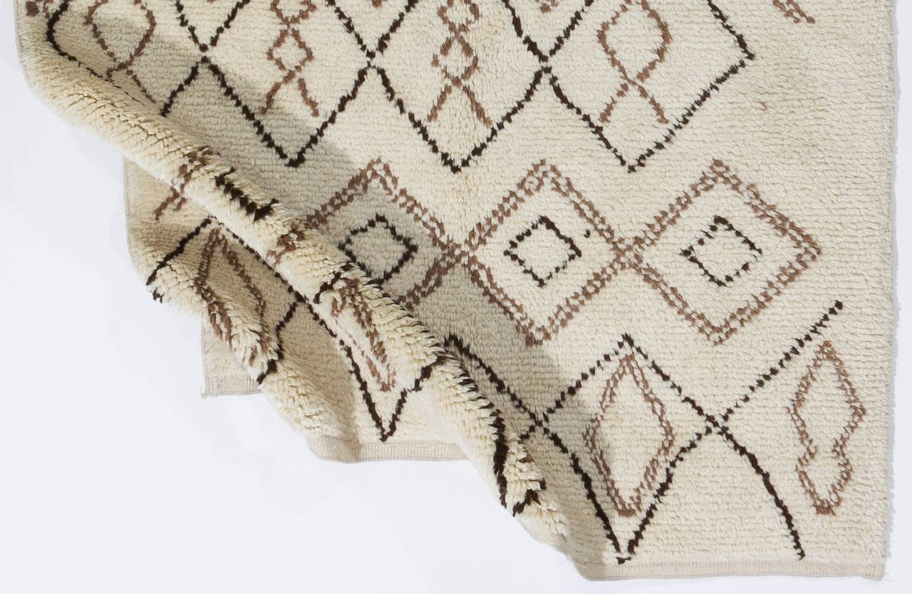 Moderner marokkanischer Azilal-Teppich aus Berber, natürliche, ungefärbte Wolle, dicker Flor, maßgefertigte Ops. (Handgeknüpft) im Angebot