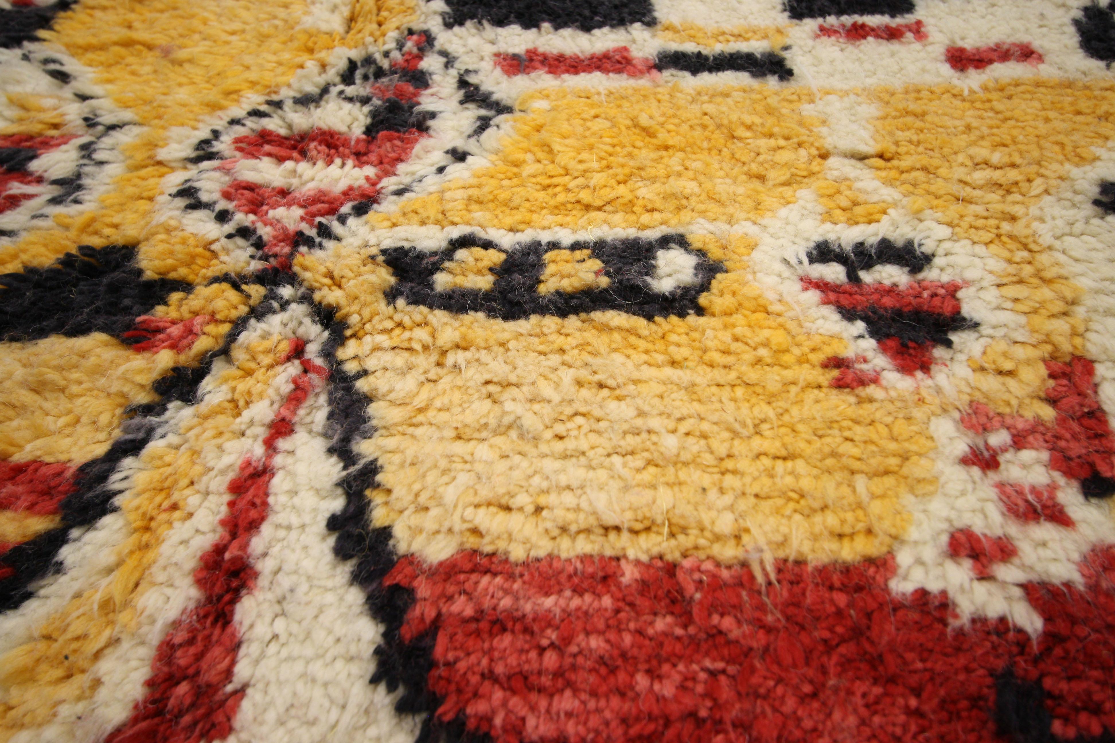 Marocain Tapis marocain vintage Boujad, chic bohème rencontre l'enchantement tribal en vente