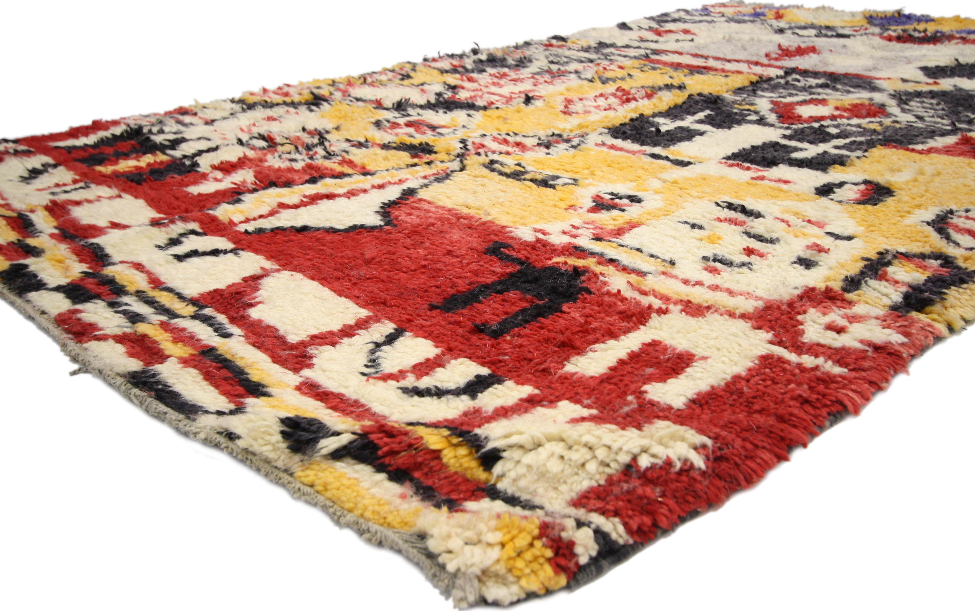 20709 Tapis marocain Vintage Boujad, 05'03 x 08'09. Entrez dans un monde d'esthétique vibrante avec les tapis Boujad, réputés pour leurs motifs géométriques dynamiques et leurs palettes de couleurs saisissantes. Les motifs asymétriques ornés de