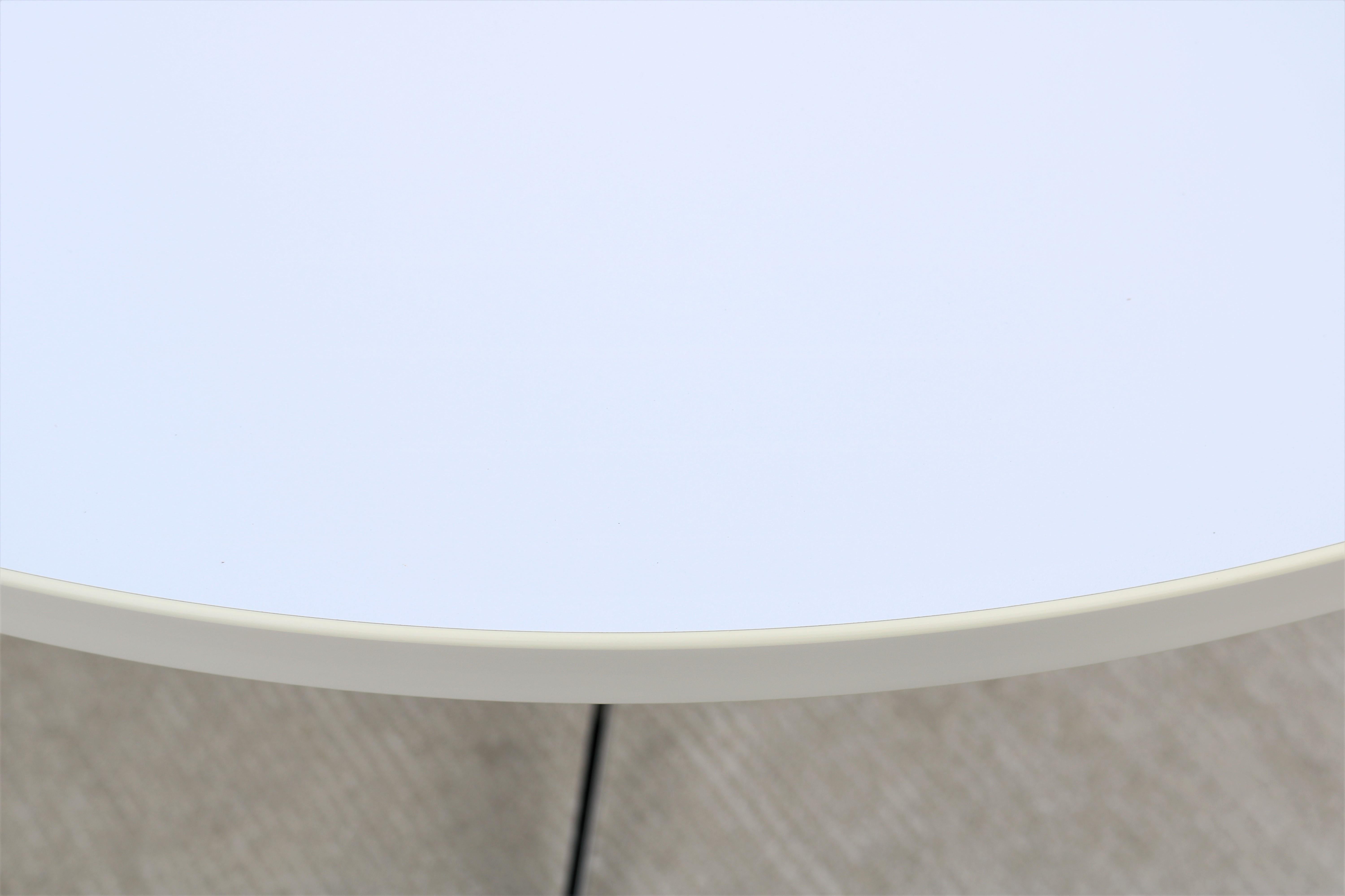Moderner Bernhardt Design Circuit Konferenztisch mit runder weißer Laminatplatte im Angebot 6