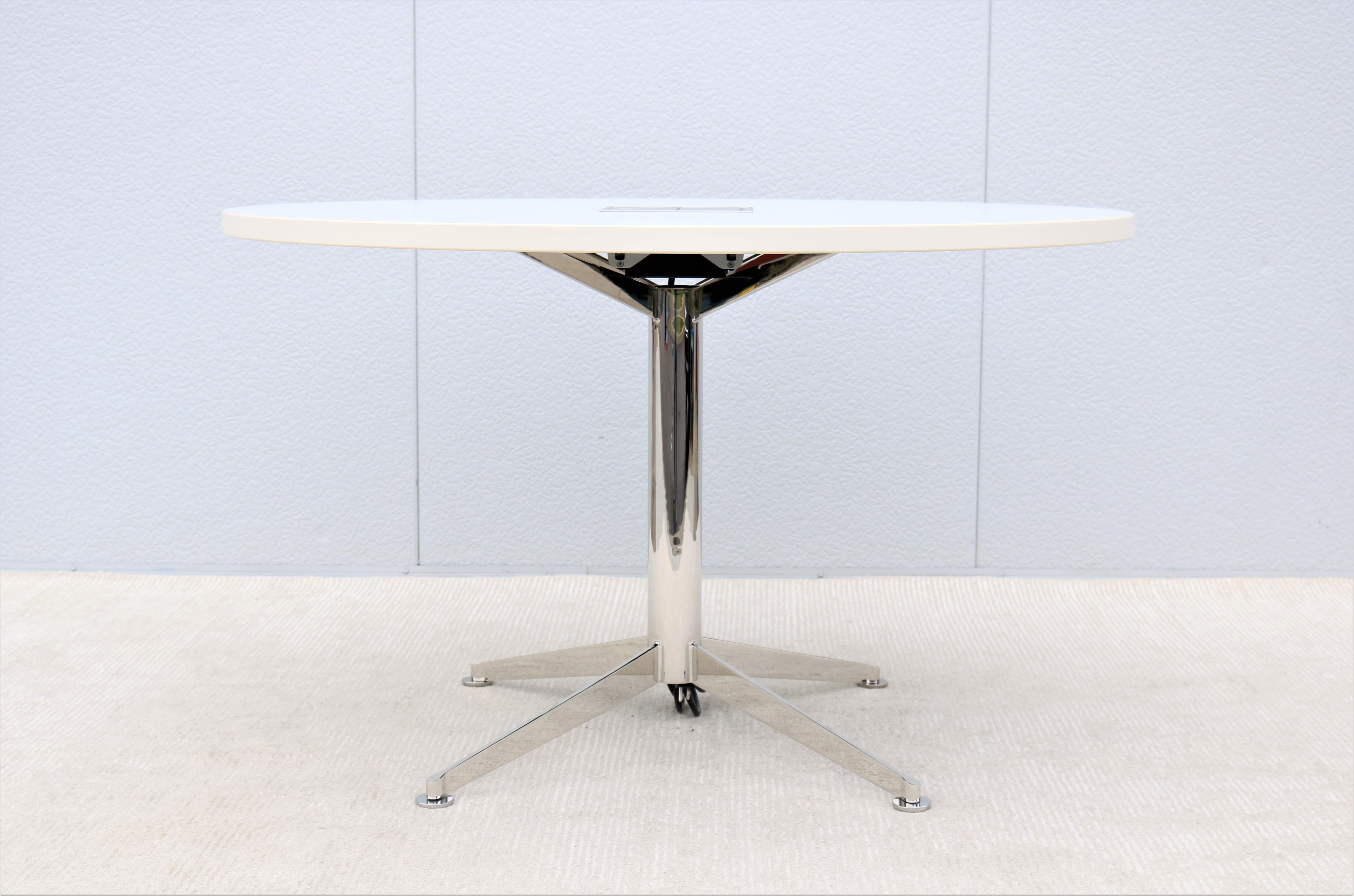 Moderner Bernhardt Design Circuit Konferenztisch mit runder weißer Laminatplatte (amerikanisch) im Angebot