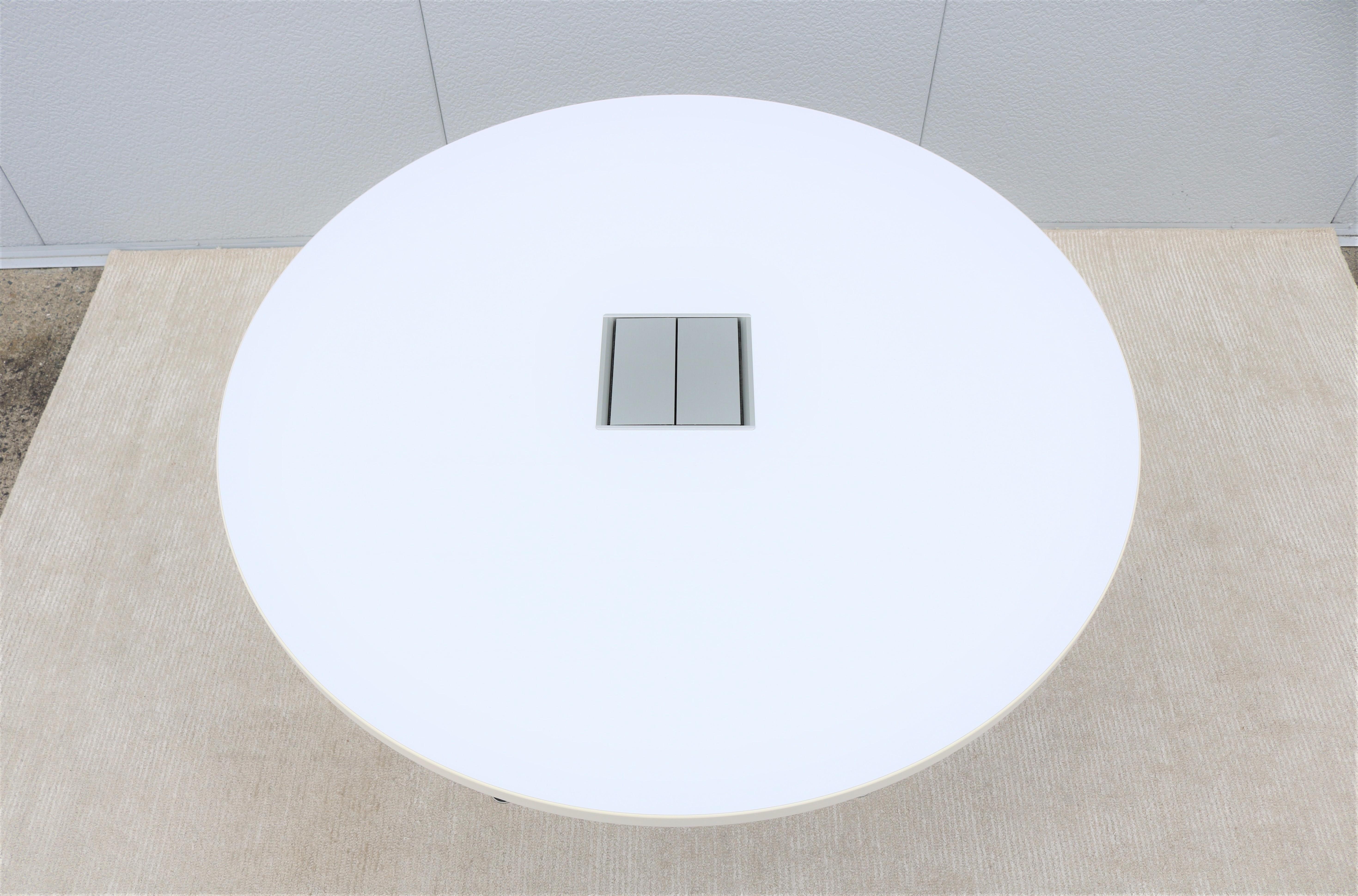 Moderner Bernhardt Design Circuit Konferenztisch mit runder weißer Laminatplatte im Zustand „Hervorragend“ im Angebot in Secaucus, NJ