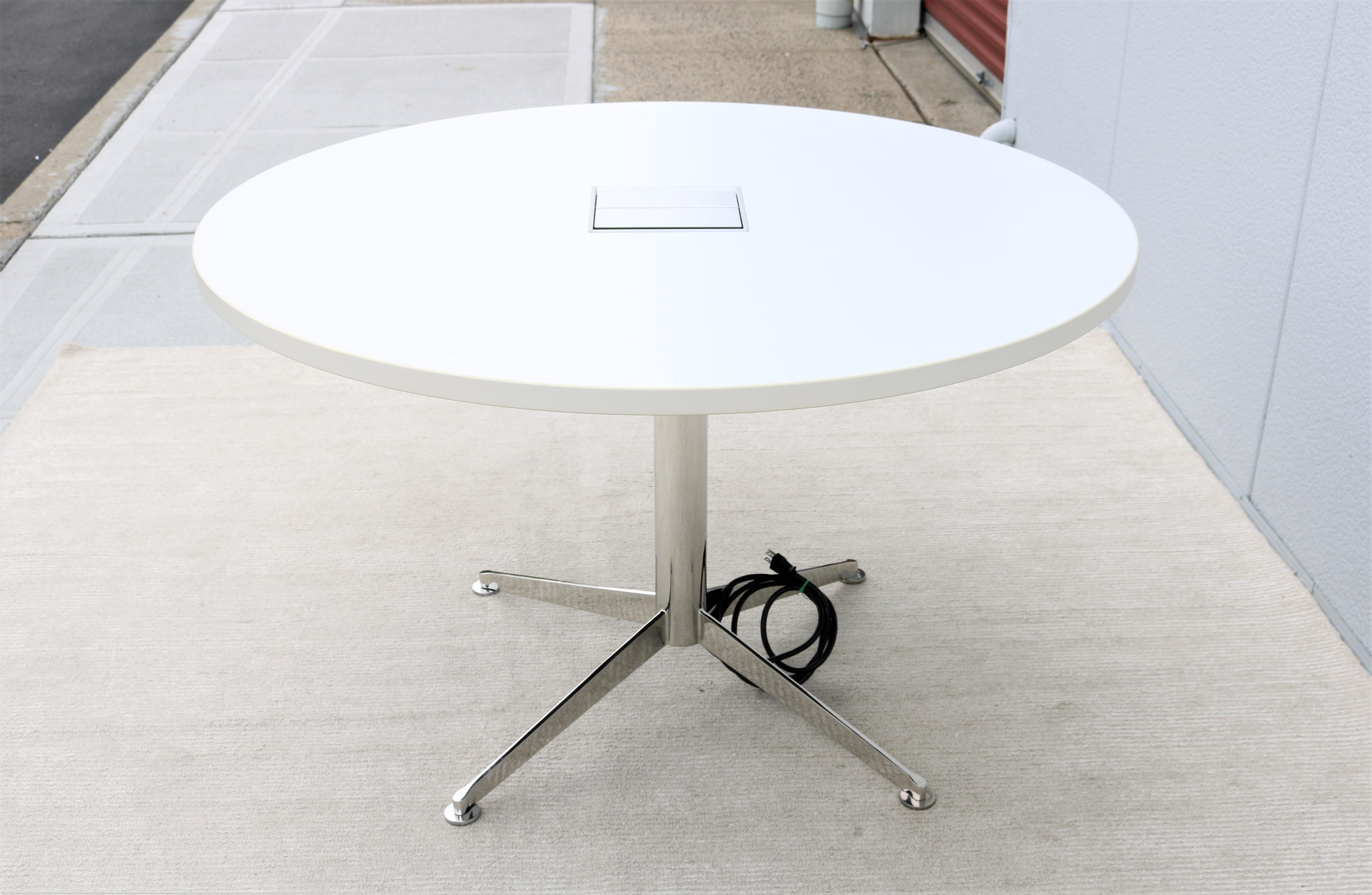 Moderner Bernhardt Design Circuit Konferenztisch mit runder weißer Laminatplatte (21. Jahrhundert und zeitgenössisch) im Angebot