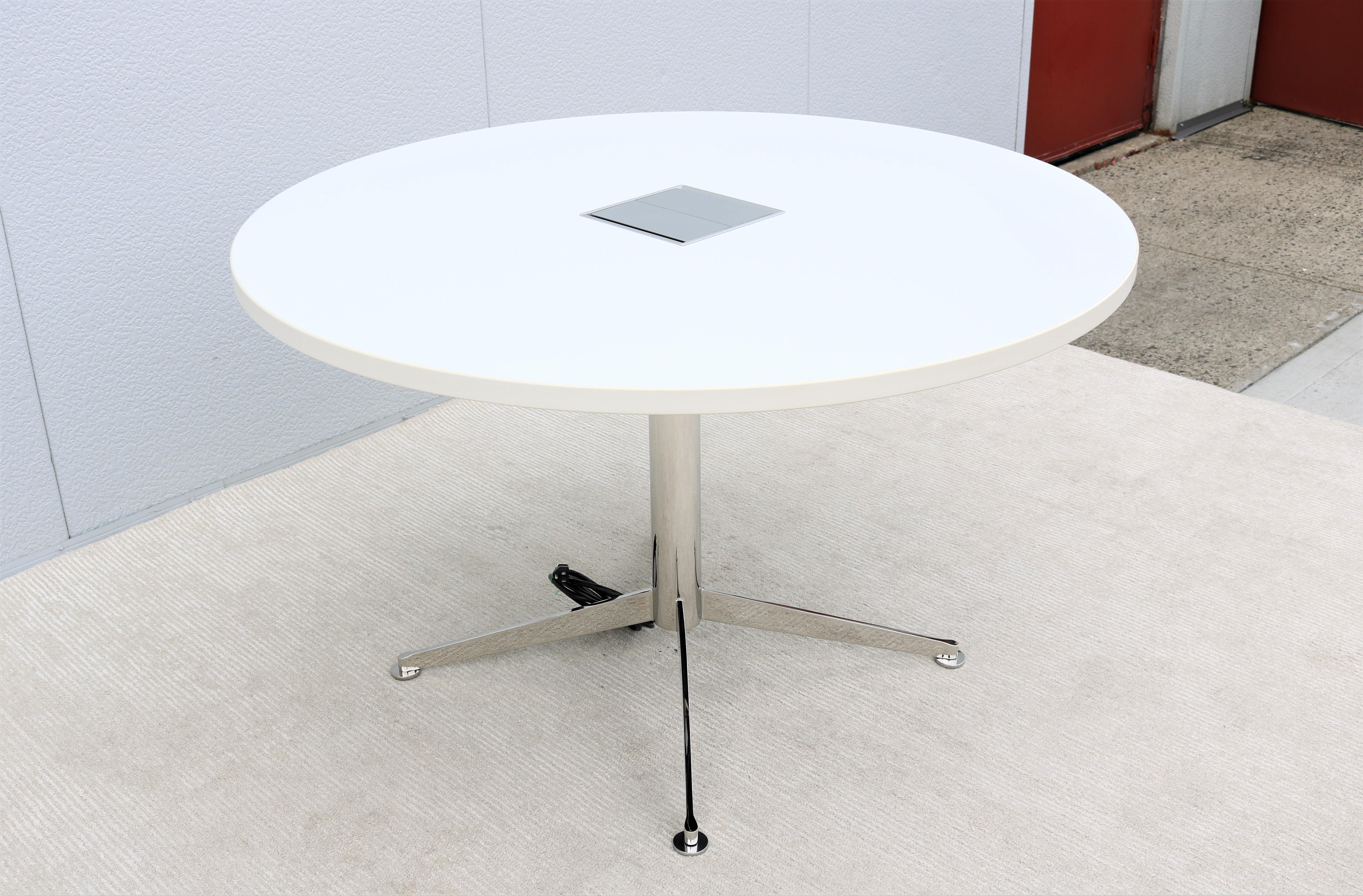 Moderner Bernhardt Design Circuit Konferenztisch mit runder weißer Laminatplatte im Angebot 1