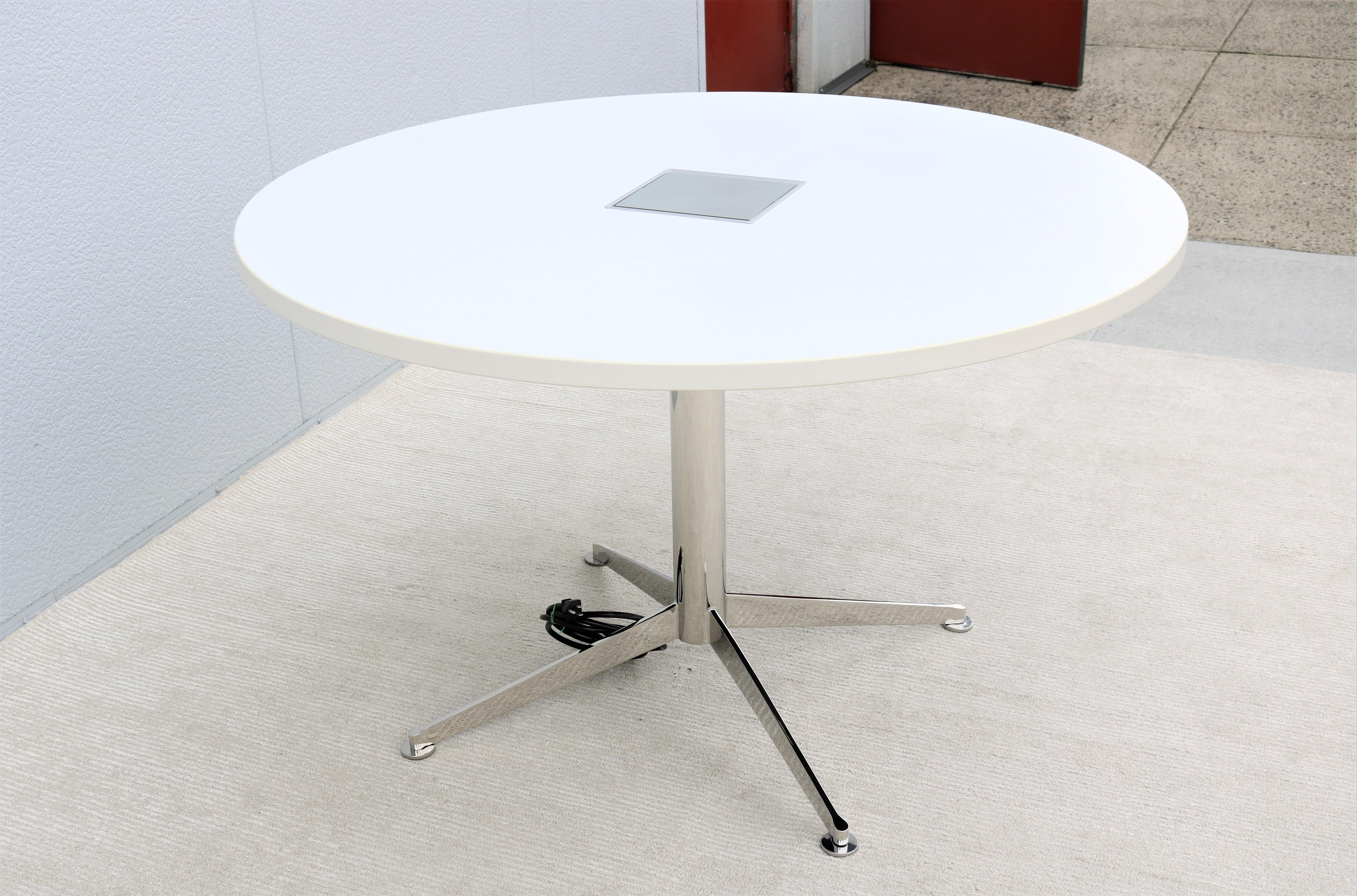 Moderner Bernhardt Design Circuit Konferenztisch mit runder weißer Laminatplatte im Angebot 2