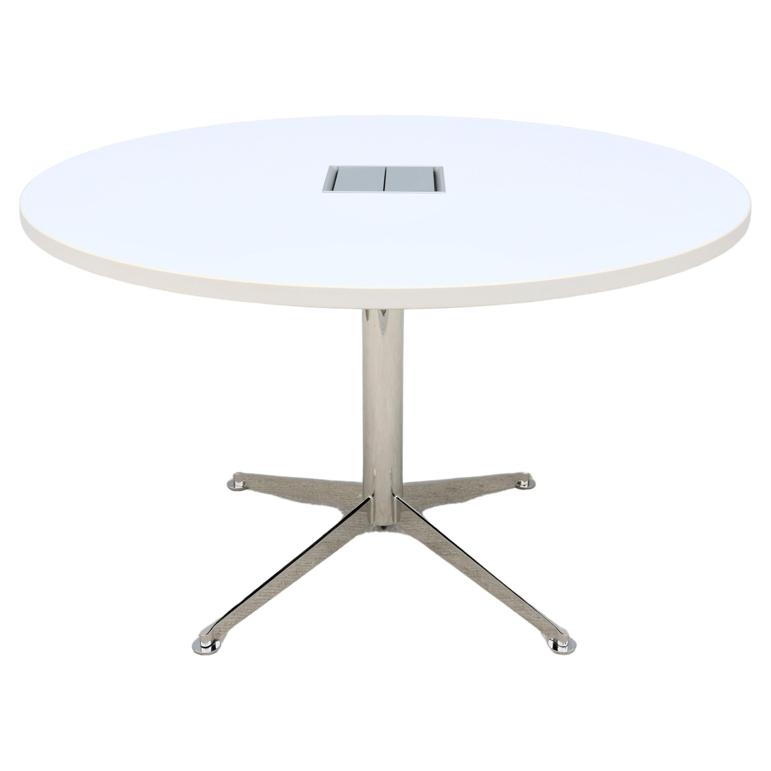 Moderner Bernhardt Design Circuit Konferenztisch mit runder weißer Laminatplatte im Angebot
