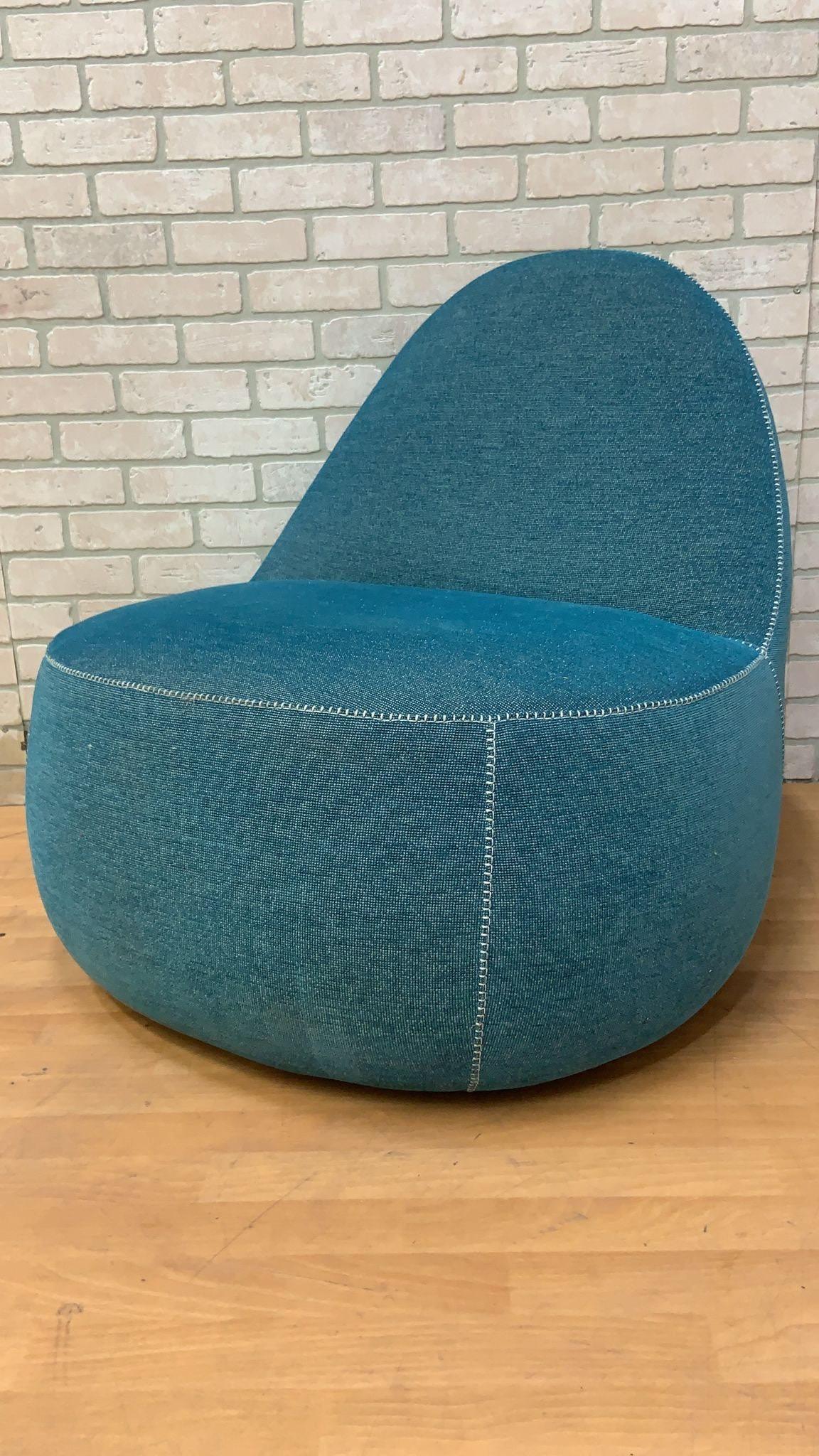 Modern Bernhardt Design Mitt Lounge Chair in Blue In Good Condition For Sale In Chicago, IL
