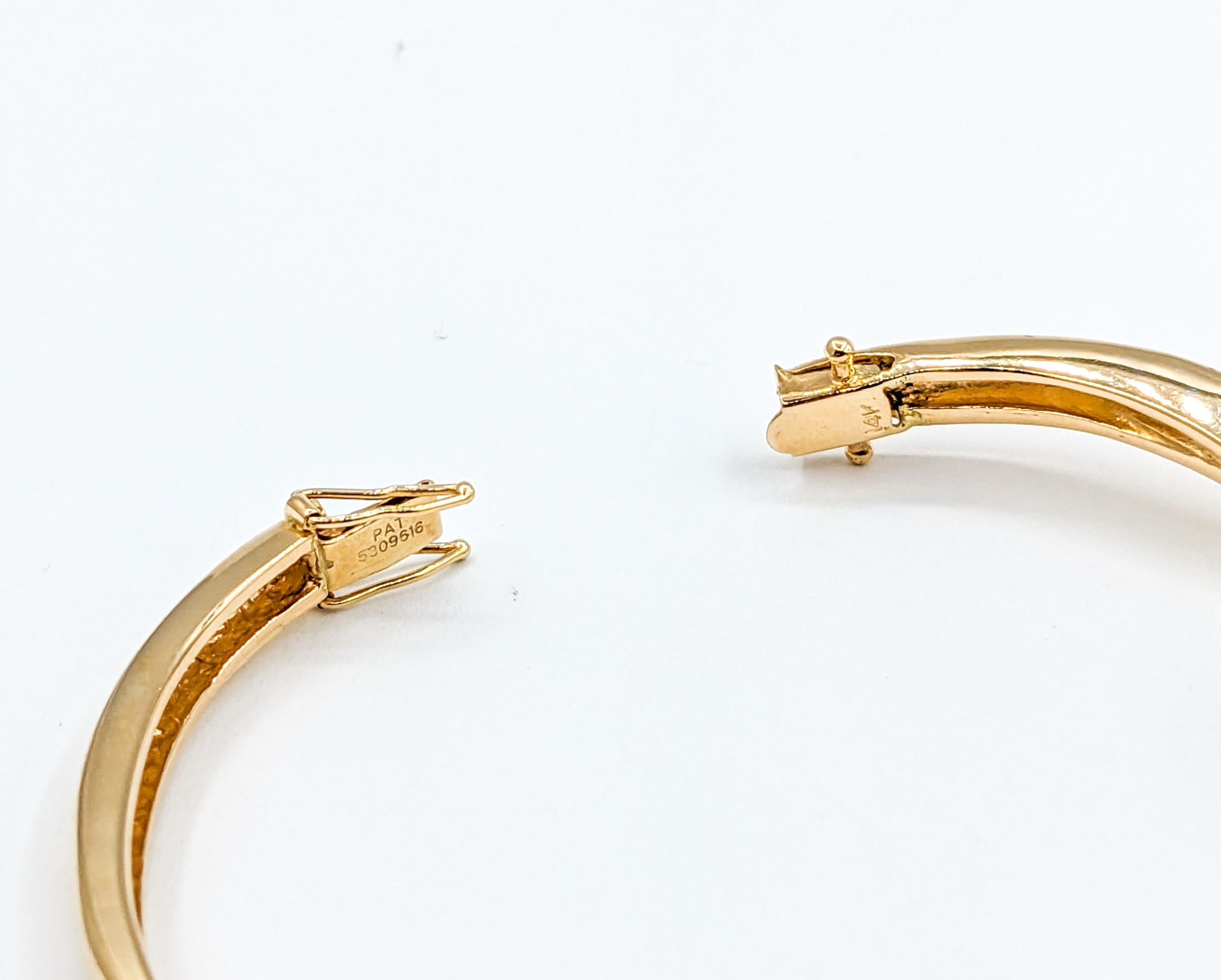 Taille ronde Bracelet moderne à charnière en or jaune serti de topazes bleues en vente