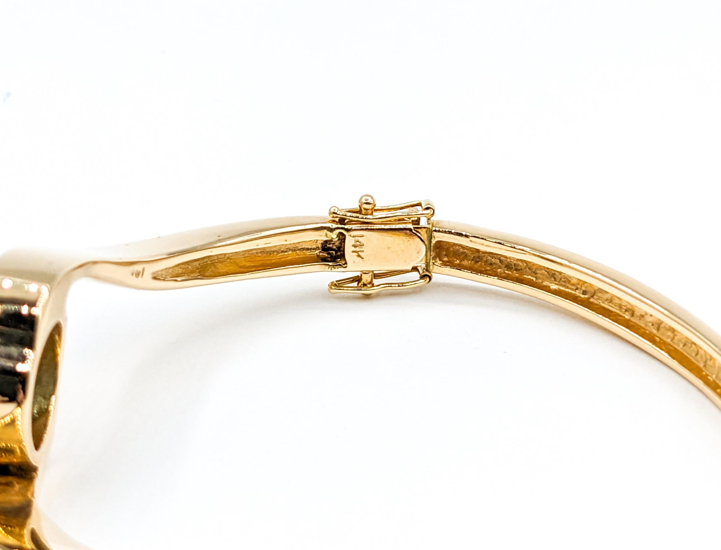Bracelet moderne à charnière en or jaune serti de topazes bleues en vente 2