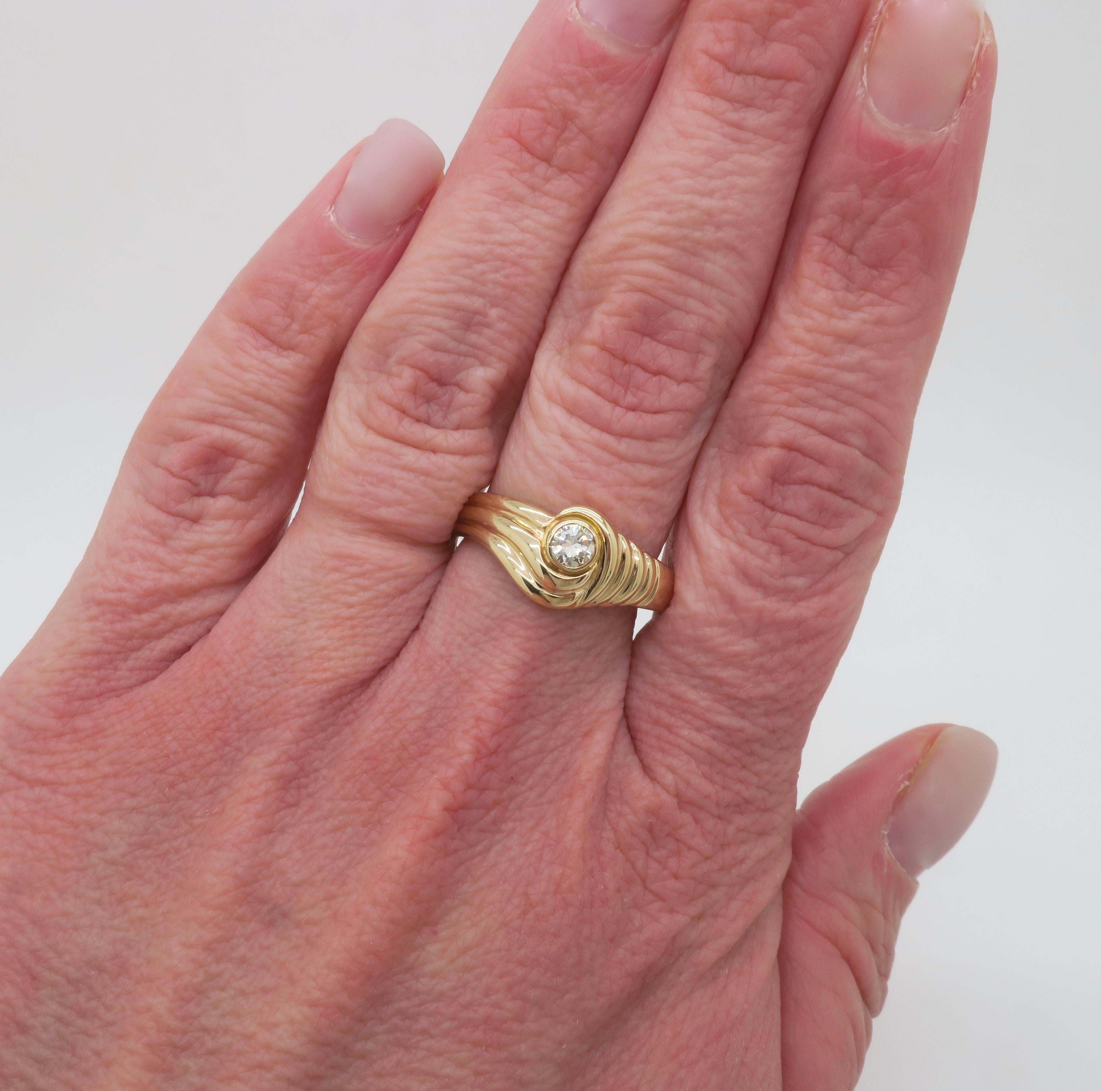 Zeitgenössischer Diamantring mit Lünette aus 14k Gelbgold.  

Gesamtes Karatgewicht des Diamanten: .25CT Earth Mined
Diamant-Schliff: Runder Brillantschliff 
Diamant-Farbe: I
Diamant Reinheit: VS1
Metall: 14k Gelbgold 
Gestempelt: 