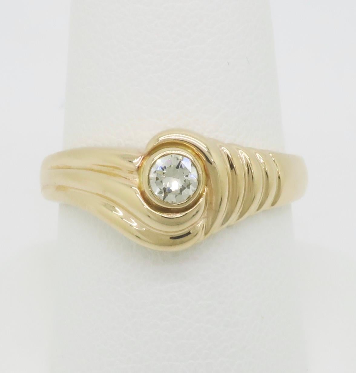 Moderner Diamantring mit Lünette (Rundschliff)