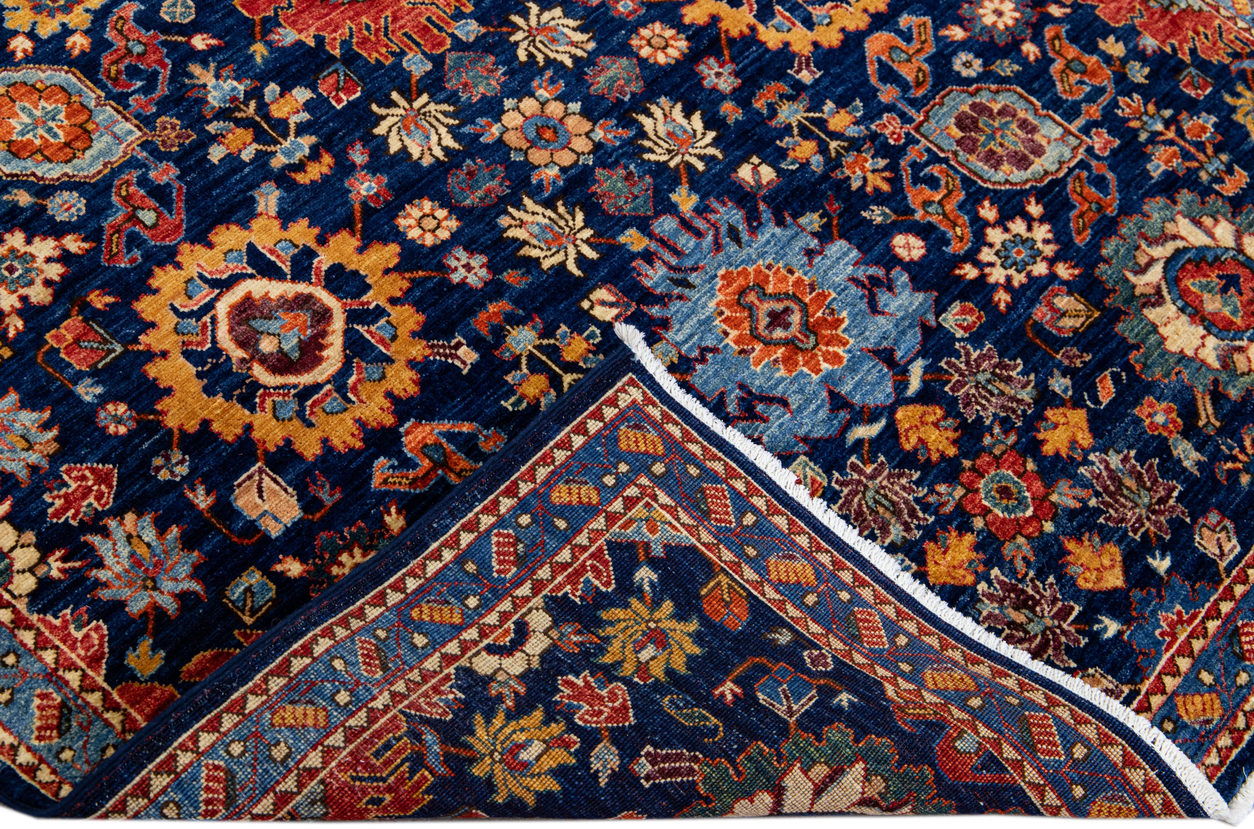 Magnifique tapis moderne Bidjar en laine nouée à la main avec un champ bleu marine. Ce tapis Scatter a un cadre conçu et des accents dorés, orange et rouille qui présentent un magnifique motif floral géométrique.

Ce tapis mesure 4'10