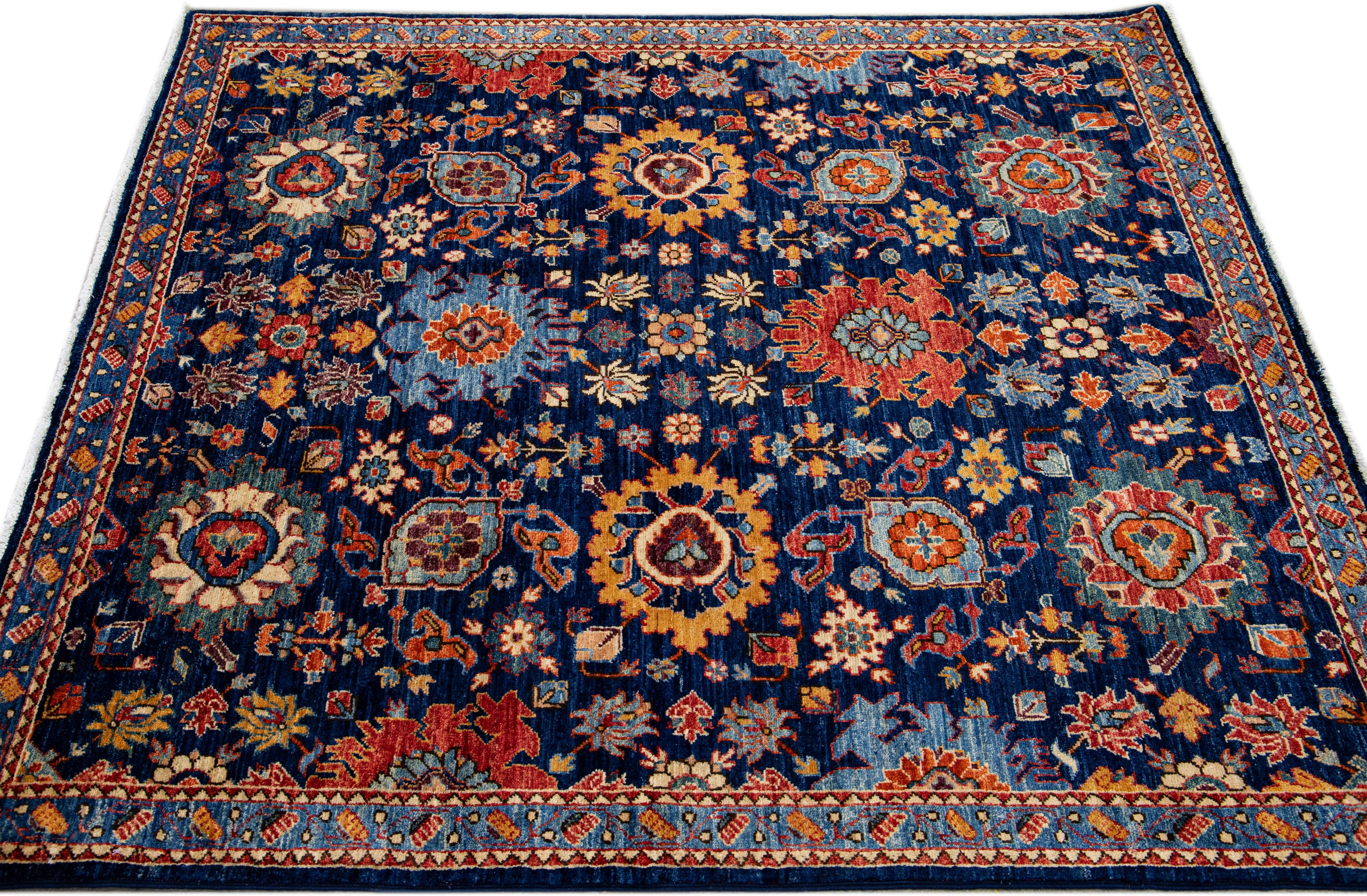 Islamique Tapis moderne en laine bleu écaillé de style Bidjar, fait à la main et à motifs floraux en vente