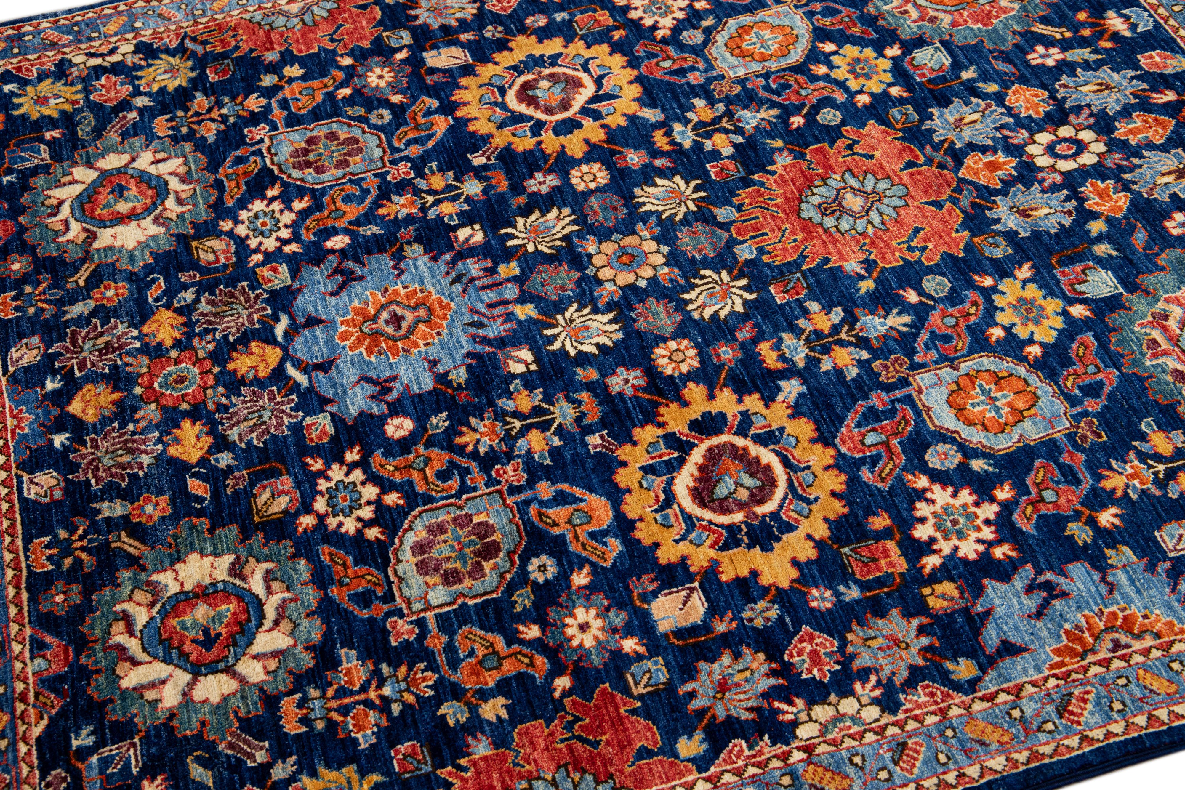 Pakistanais Tapis moderne en laine bleu écaillé de style Bidjar, fait à la main et à motifs floraux en vente