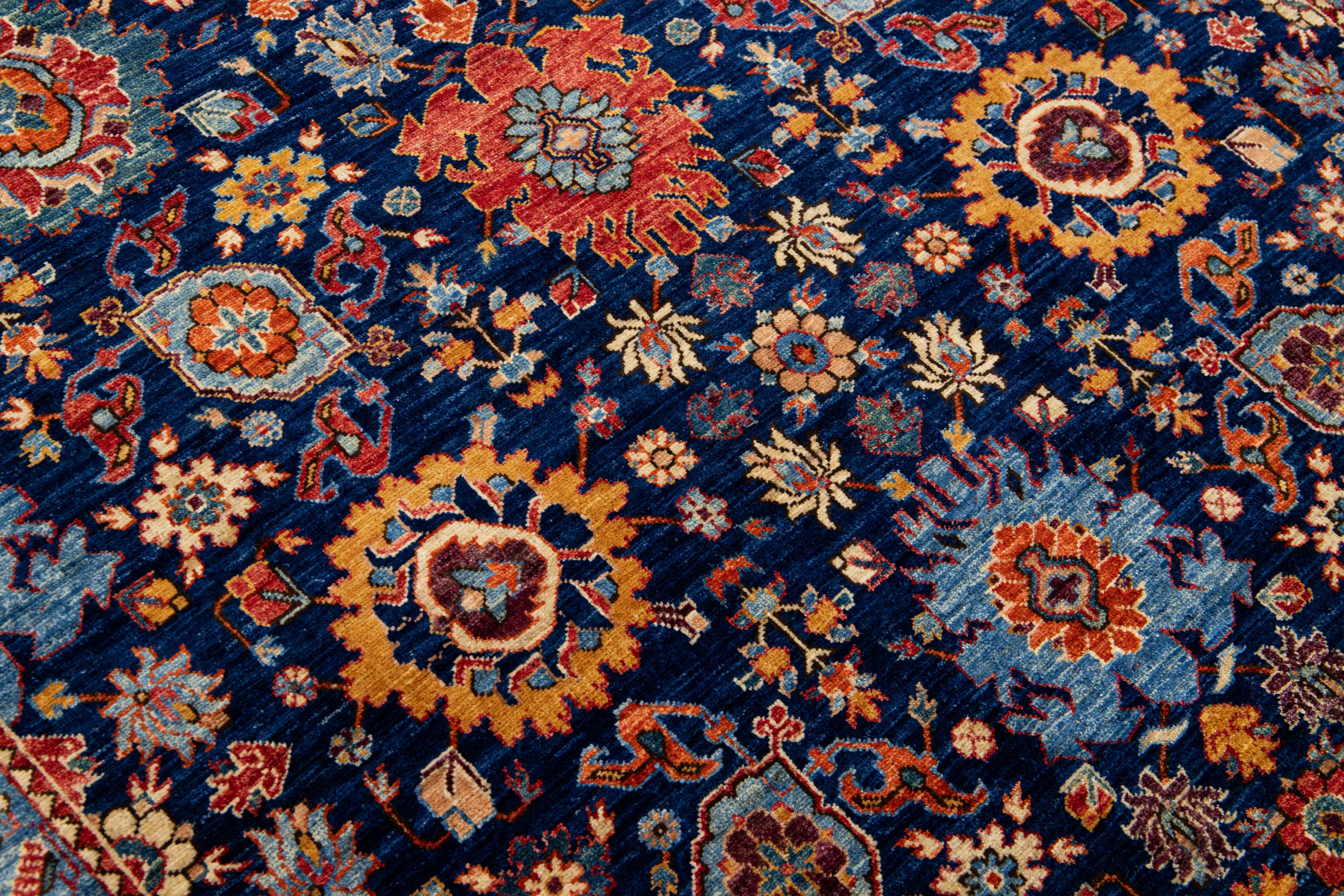 Noué à la main Tapis moderne en laine bleu écaillé de style Bidjar, fait à la main et à motifs floraux en vente