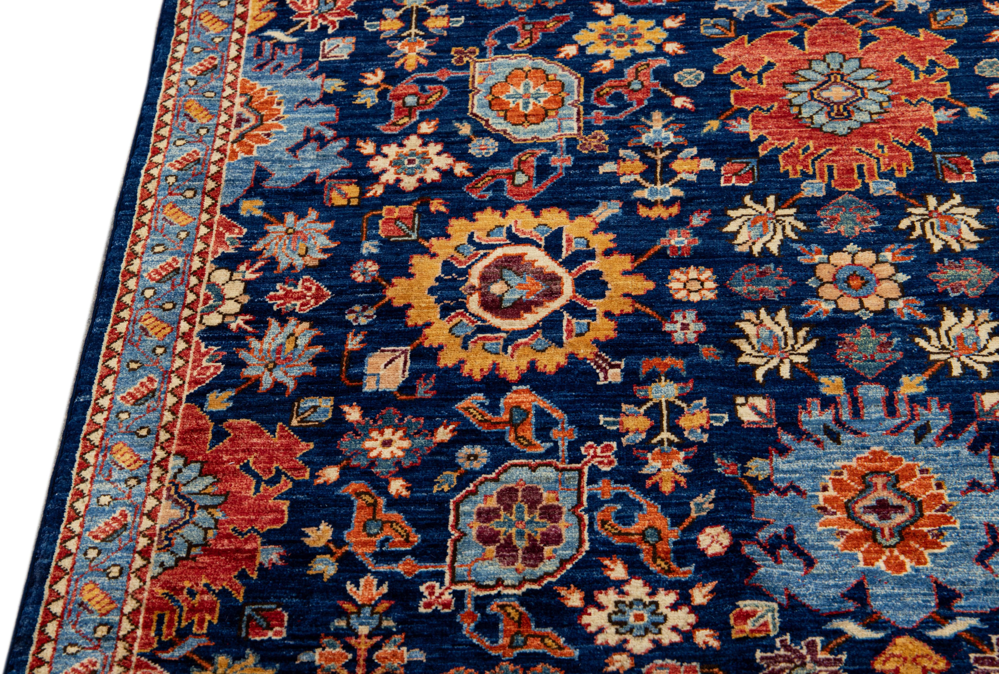 XXIe siècle et contemporain Tapis moderne en laine bleu écaillé de style Bidjar, fait à la main et à motifs floraux en vente