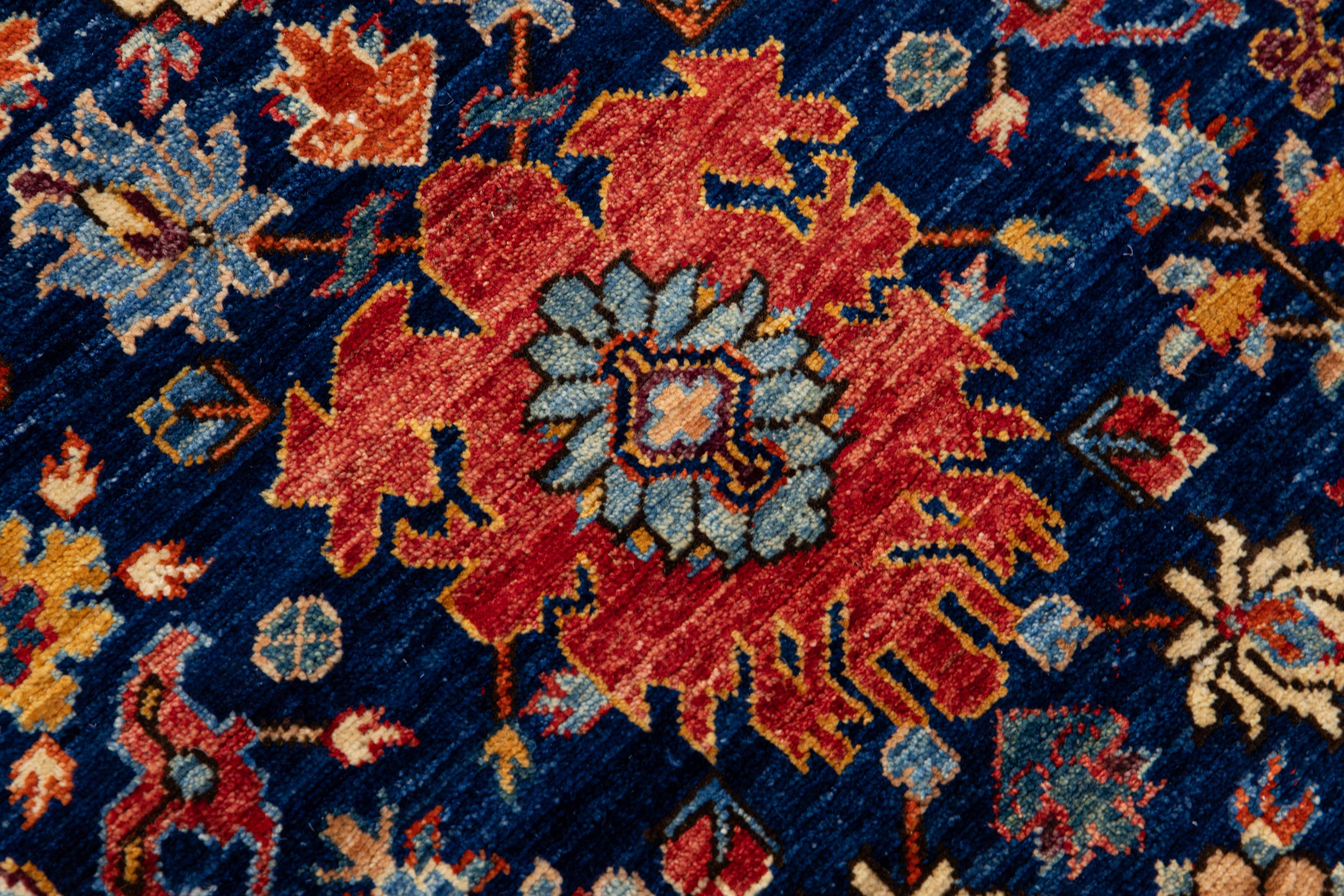 Laine Tapis moderne en laine bleu écaillé de style Bidjar, fait à la main et à motifs floraux en vente