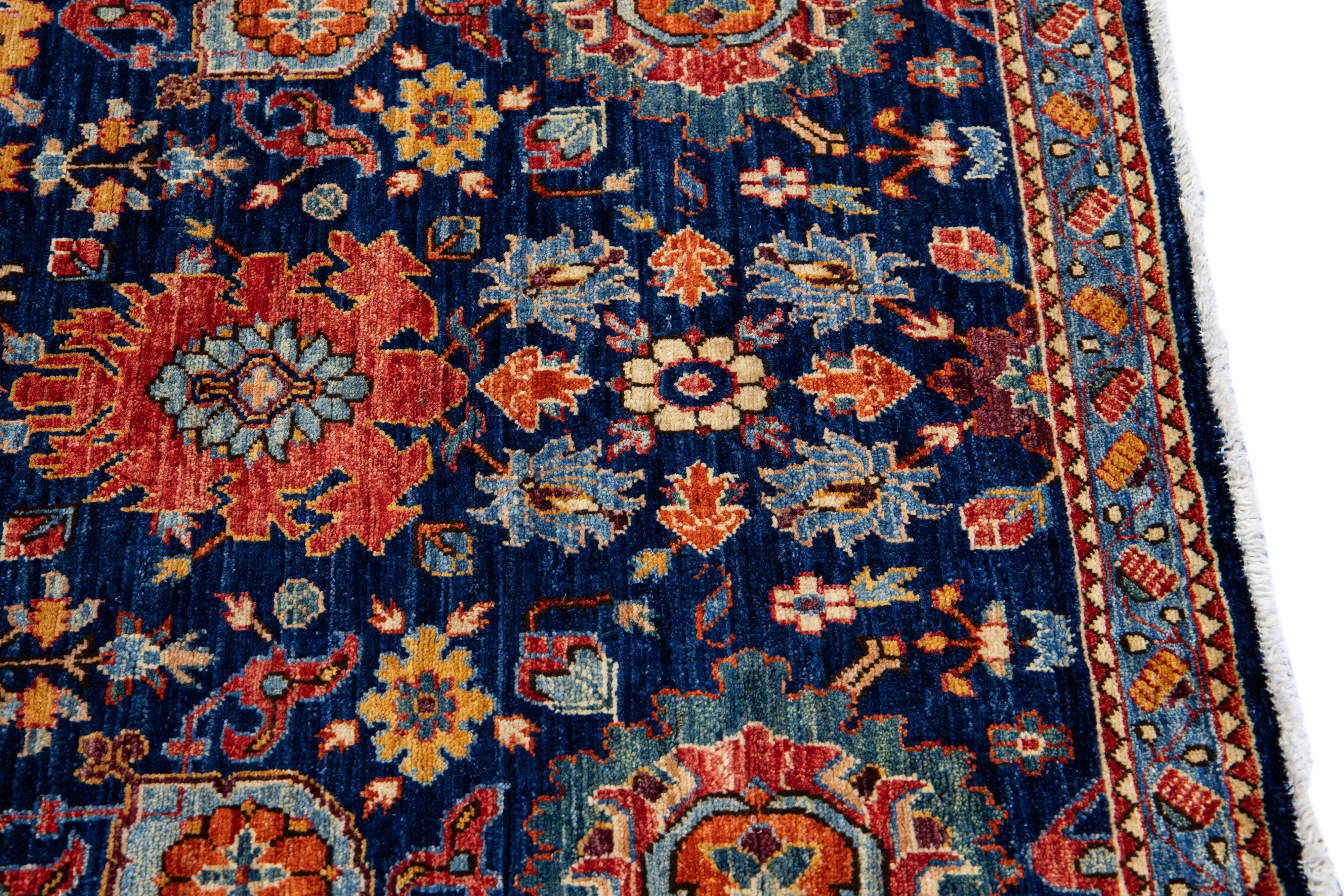 Tapis moderne en laine bleu écaillé de style Bidjar, fait à la main et à motifs floraux en vente 1
