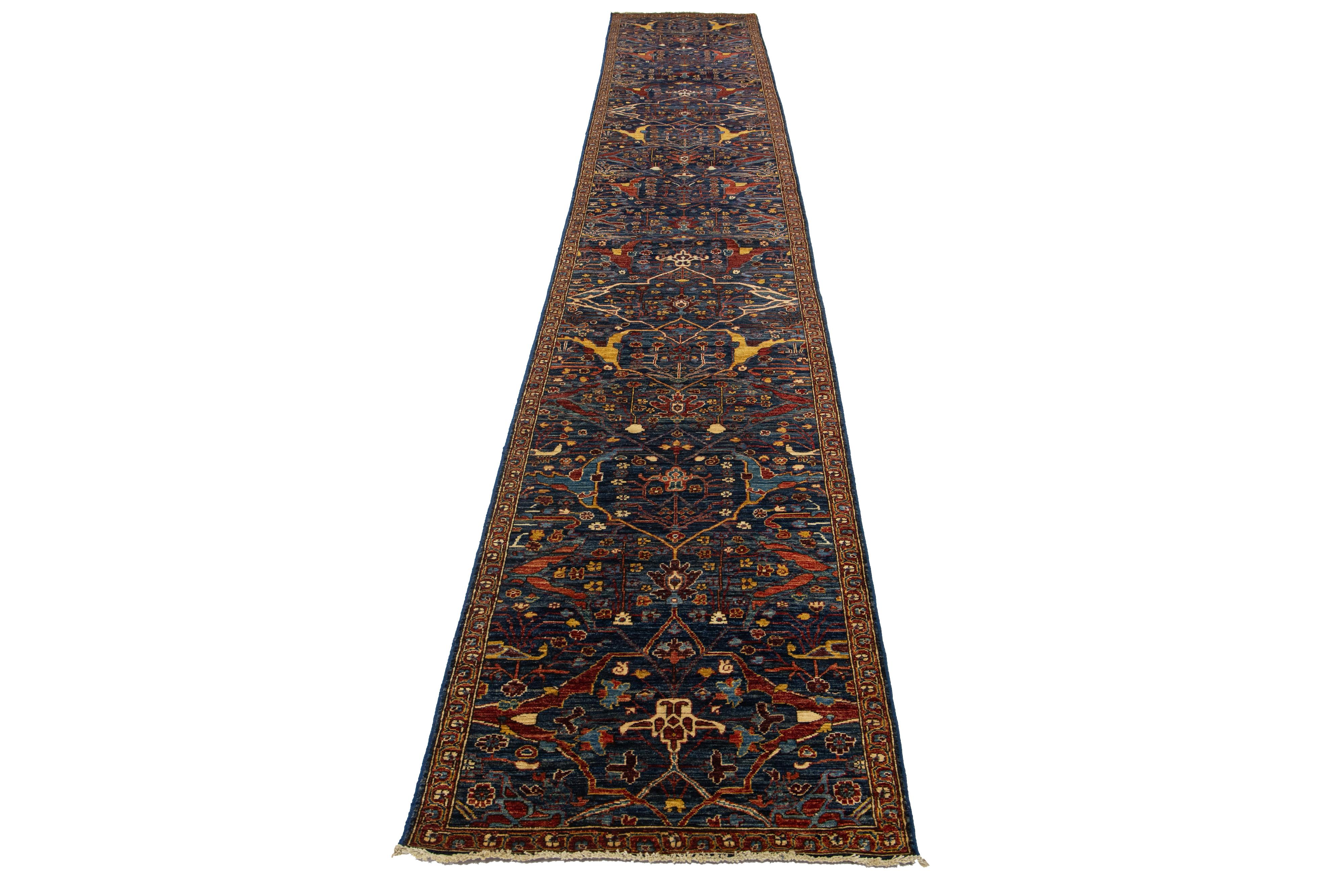 Magnifique tapis moderne en laine nouée à la main de style Bidjar avec un champ bleu marine. Cette pièce aux accents multicolores présente un magnifique motif floral géométrique avec des franges beiges.

Ce tapis mesure 2'9