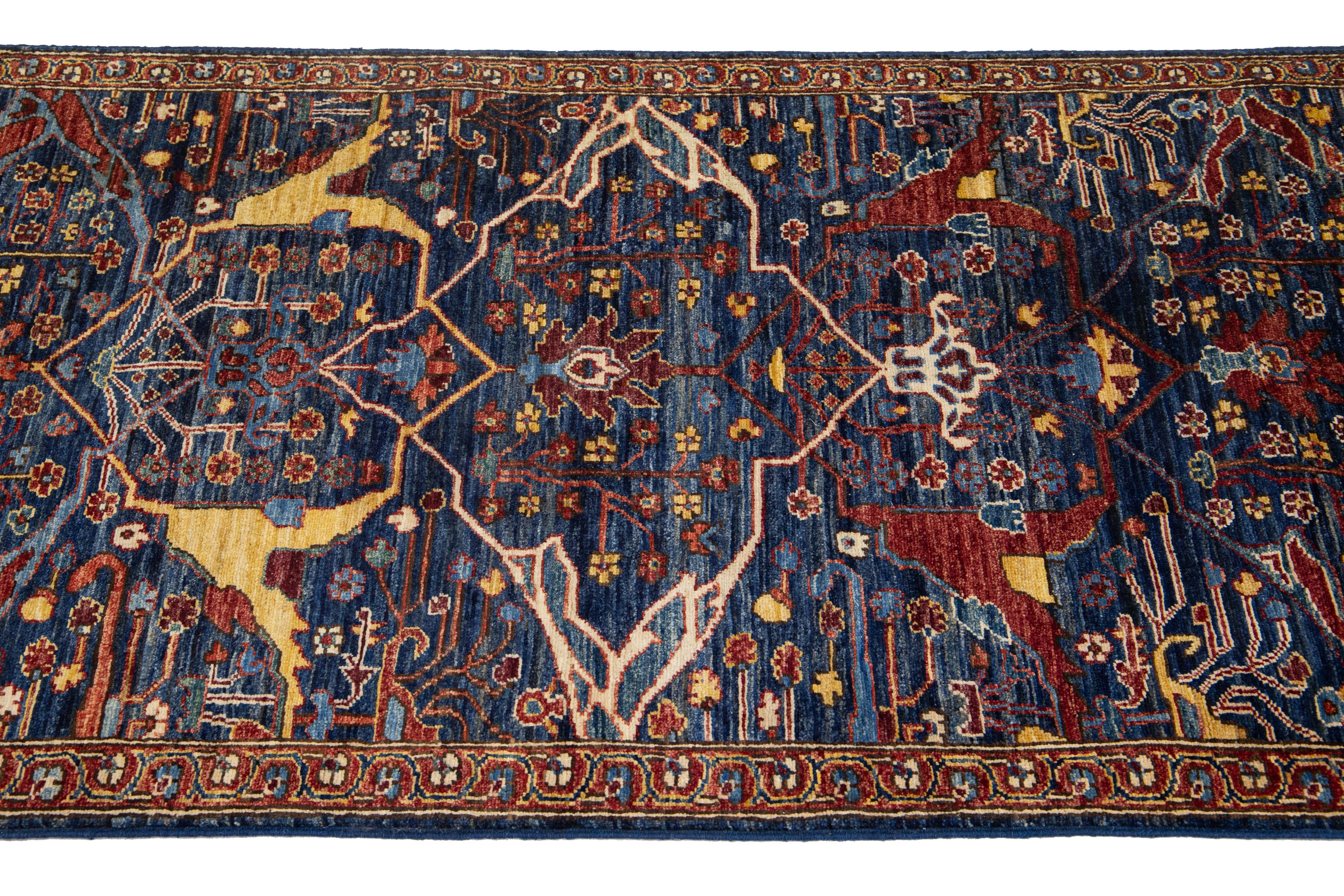 Noué à la main Tapis de couloir moderne Bidjar en laine fait à la main en bleu avec motif sur toute la surface en vente
