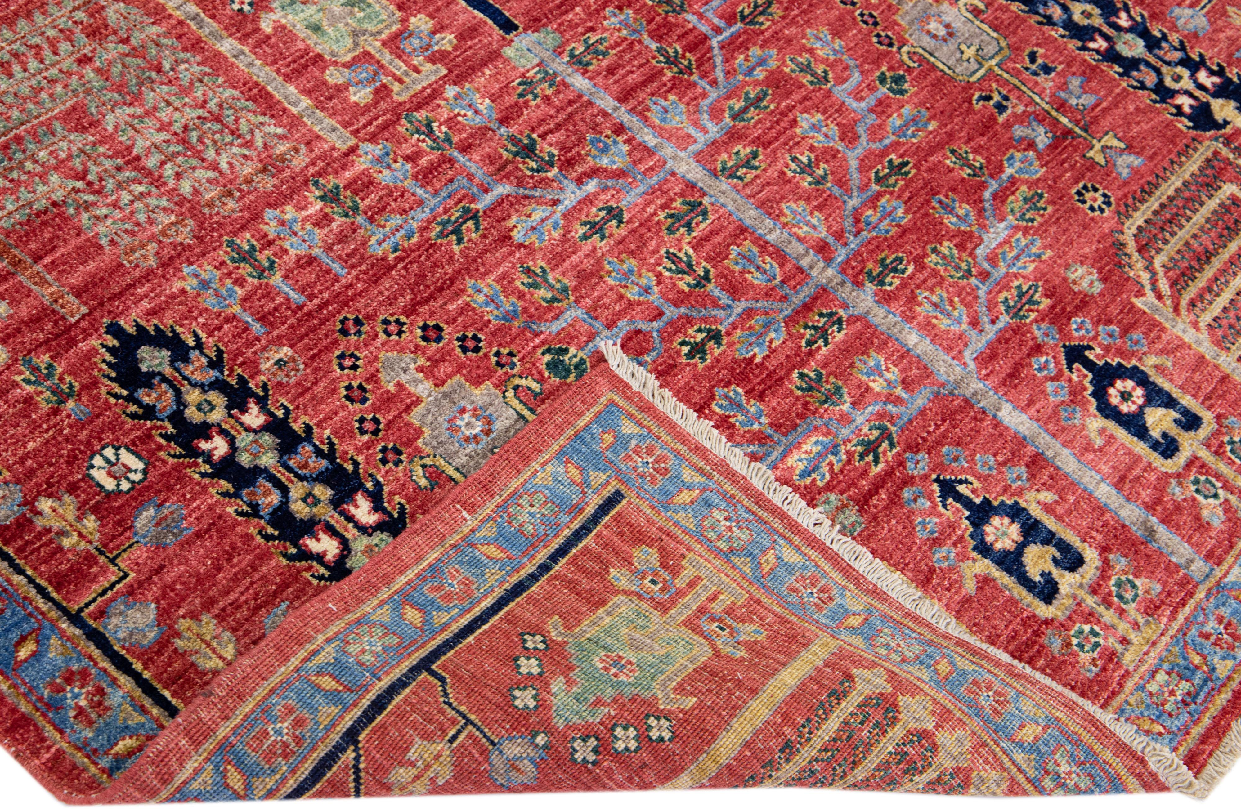 Schöner moderner handgeknüpfter Wollteppich im Bidjar-Stil mit rotem Feld. Dieses Stück hat mehrfarbige Akzente, die ein wunderschönes geometrisches Blumenmuster mit beigen Fransen aufweisen.

Dieser Teppich misst: 5'2