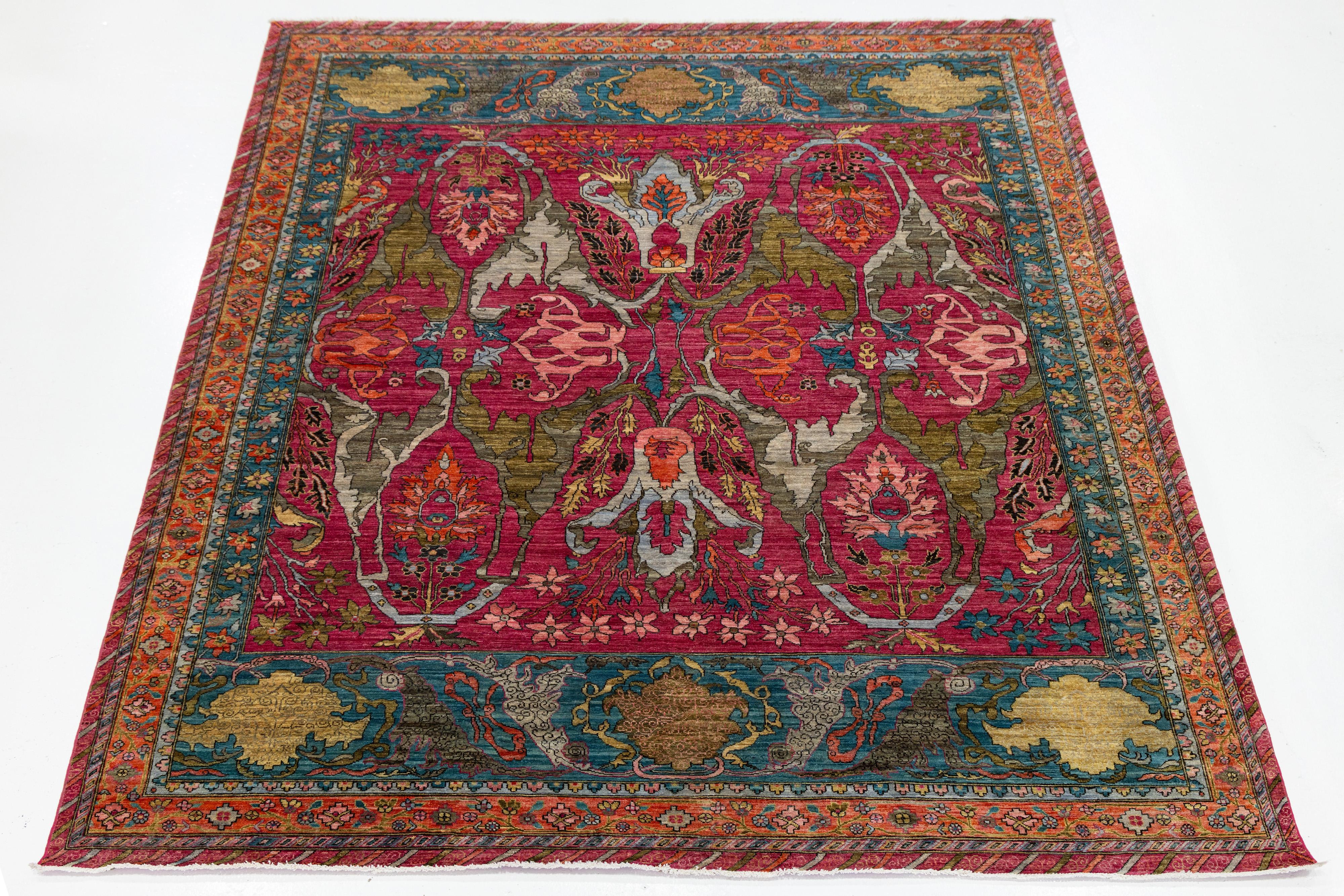 Dieser handgewebte Wollteppich ist eine auffallend moderne Interpretation des persischen Bidjar-Designs. Er zeigt ein leuchtendes magentafarbenes Feld mit gespiegelten Blumen- und Blattmotiven in Teal, Gold und Saphir. Das dichte Geflecht und die