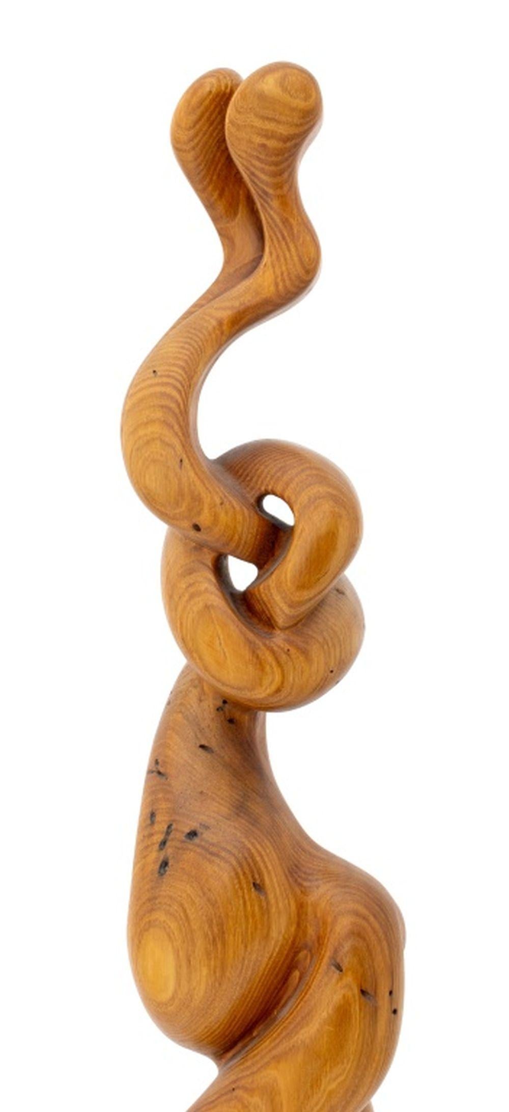 Escultura Biomorfa Moderna de Madera Tallada, sobre base circular giratoria, marca del artista en el borde inferior. 31,5