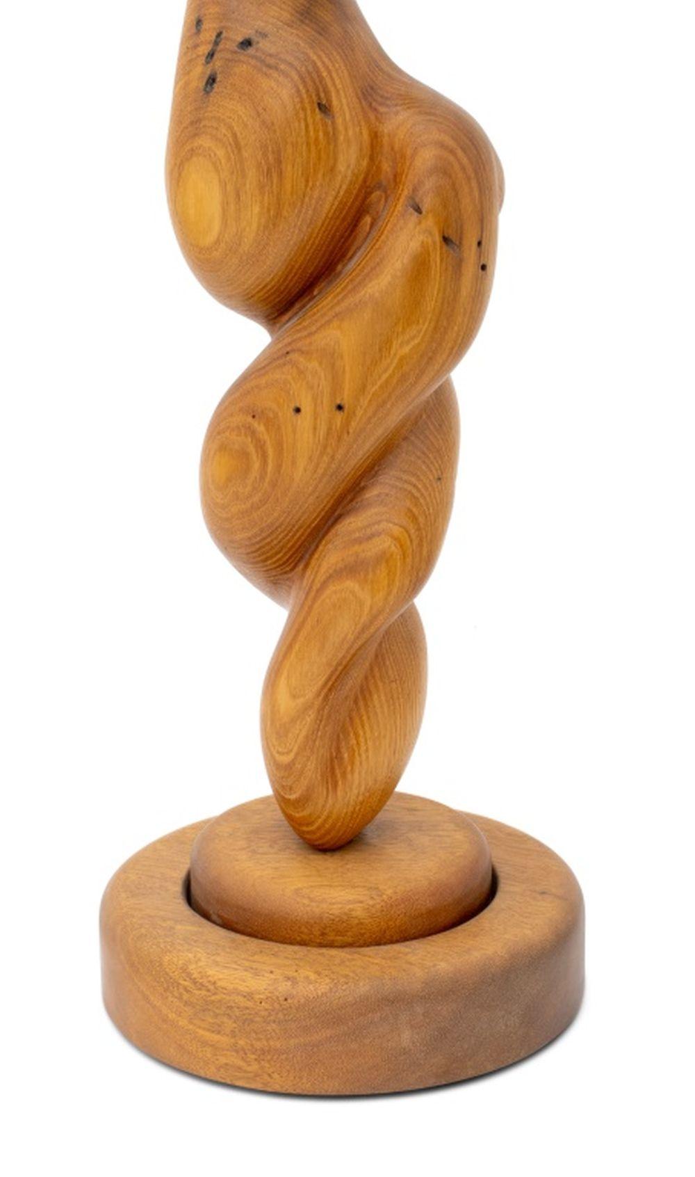 Escultura Biomorfa Moderna de Madera Tallada Moderno orgánico en venta