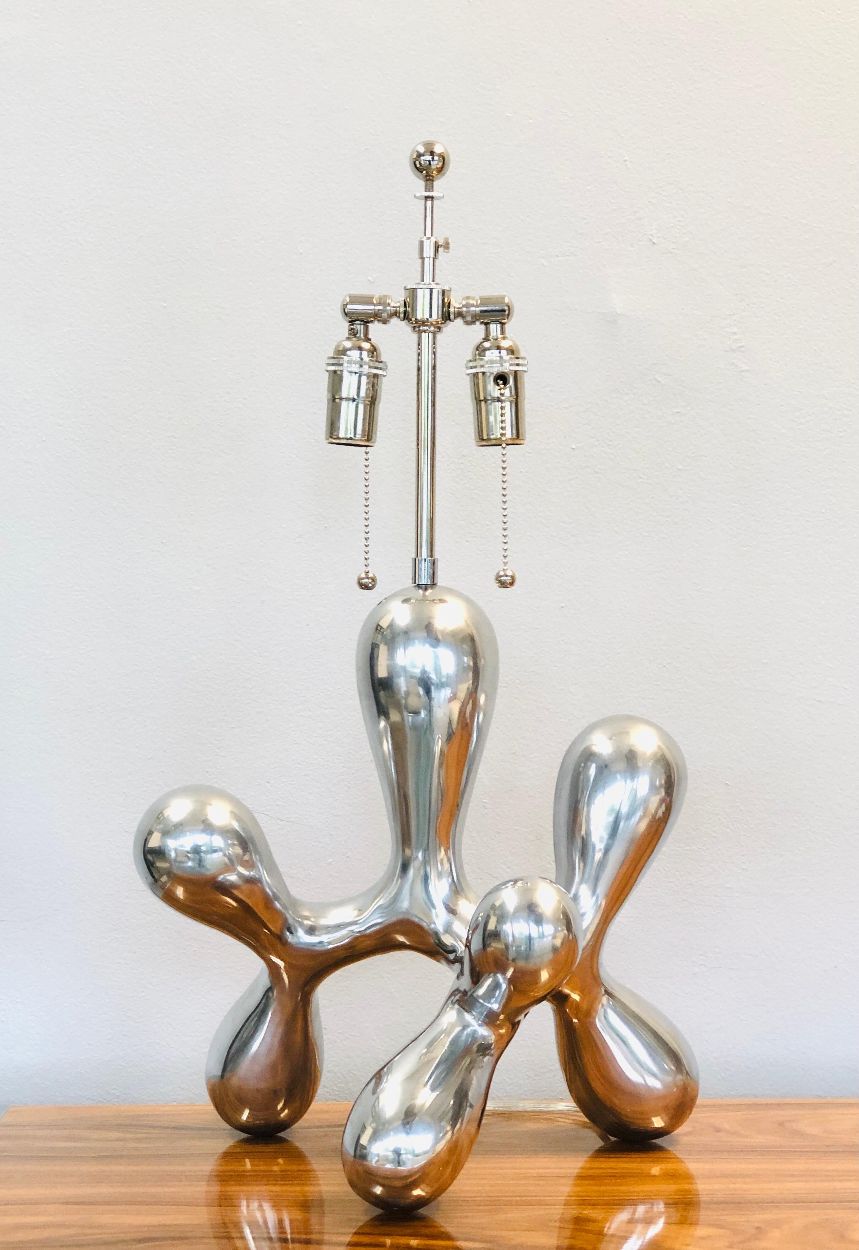 Modern Biomorphic Polished Metal Sculptural Table Lamp In Good Condition In Miami, FL