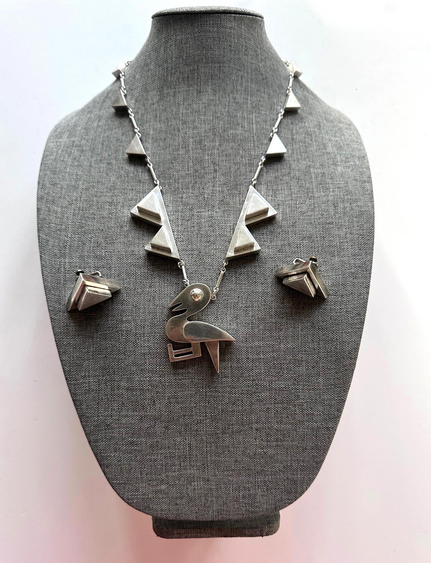 Conjunto de joyería de plata de ley, muy escultural, formado por un collar con colgante de pájaro y un par de pendientes a juego. El juego de tres piezas fue realizado por la orfebre y diseñadora peruana Grazielle Laffi (1923-2009), Lima, hacia el