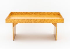 Moderner Tabletttisch aus Vogelaugen-Ahorn