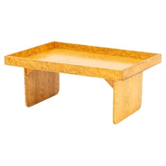 Moderner Tabletttisch aus Vogelaugen-Ahorn