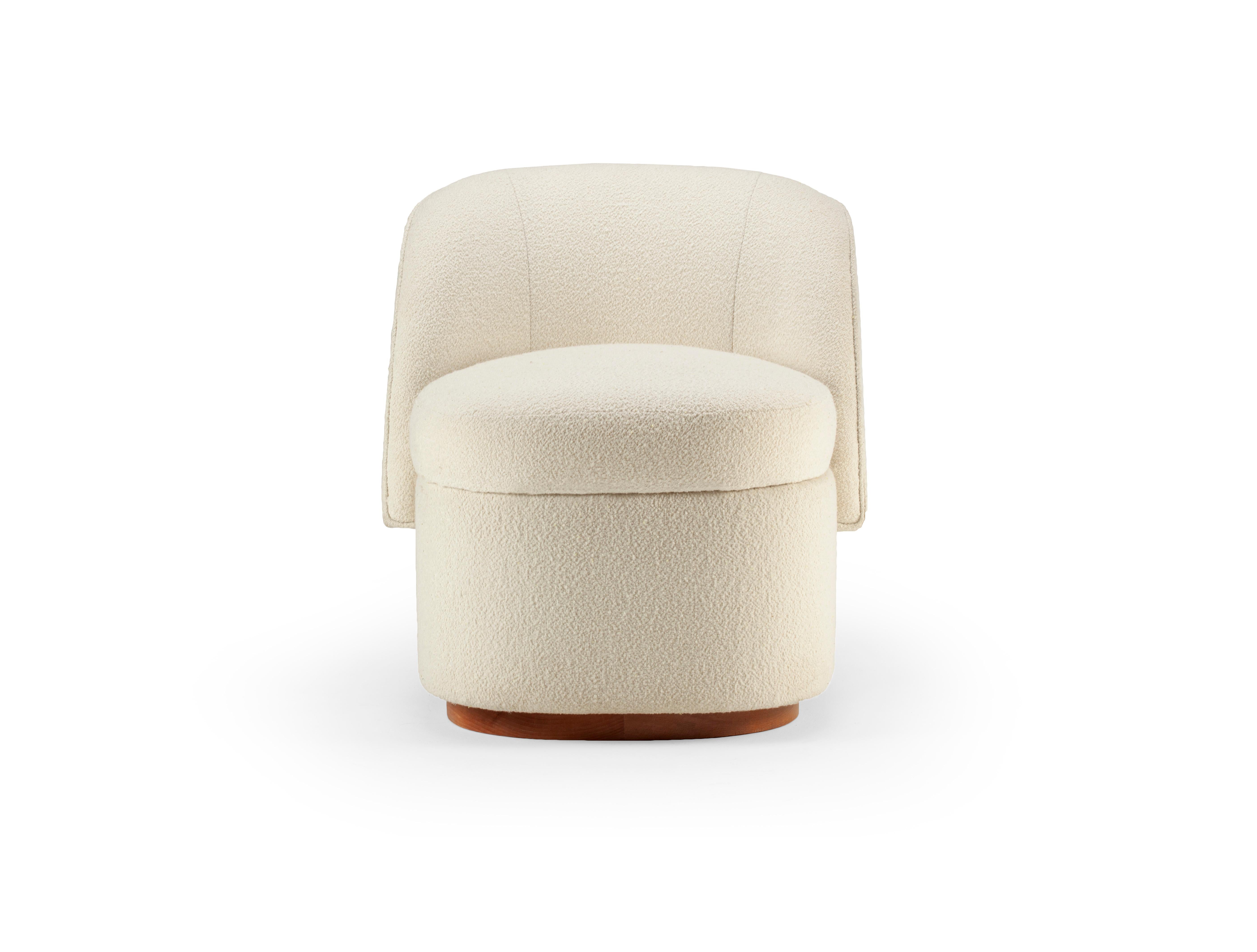 Curvas en picado, brazos de suave retorno y forma escultural definen el Sillón Bisou. El asiento y el respaldo, ajustados pero mullidos, junto con los detalles de las costuras, dan a esta pieza un aspecto limpio y entallado, con una tapicería